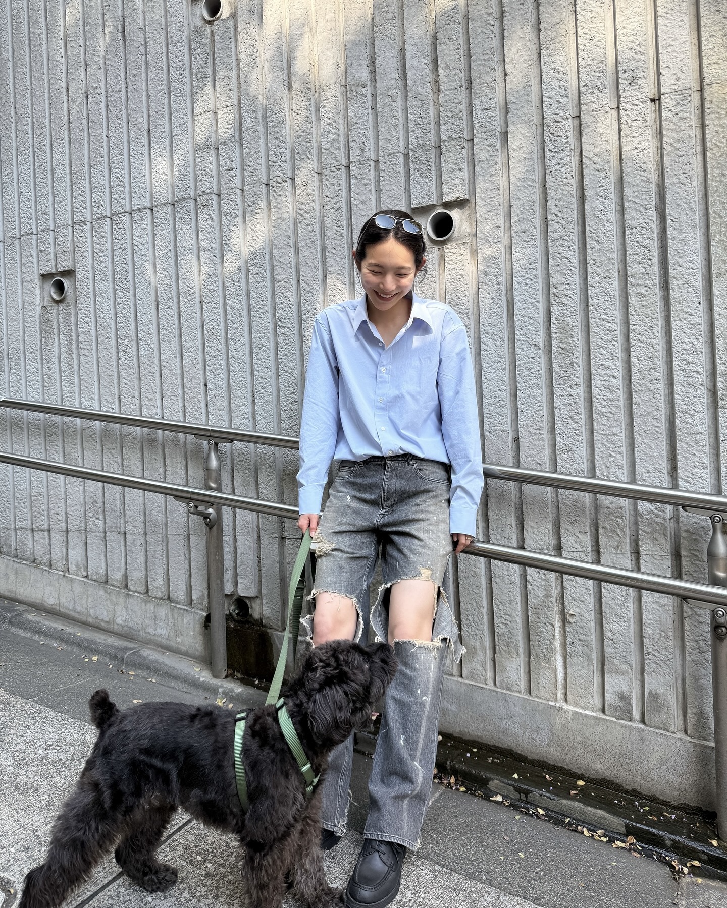 셔츠 하나 입었을 뿐인데...🤍
아리하라 미유키의 여름 셔츠 코디법을 참고해보세요. 특별한 디자인이 아니어도 화이트 셔츠나 반팔 셔츠를 가볍게 걸치는 것만으로 세련된 분위기를 완성할 수 있는데요.
생지 데님 팬츠를 매치하고, 선글라스나 라피아 백처럼 계절감 있는 액세서리를 더해 스타일링할 수 있죠. 올여름엔 아리하라 미유키의 셔츠 코디를 참고해보세요. 이미지9