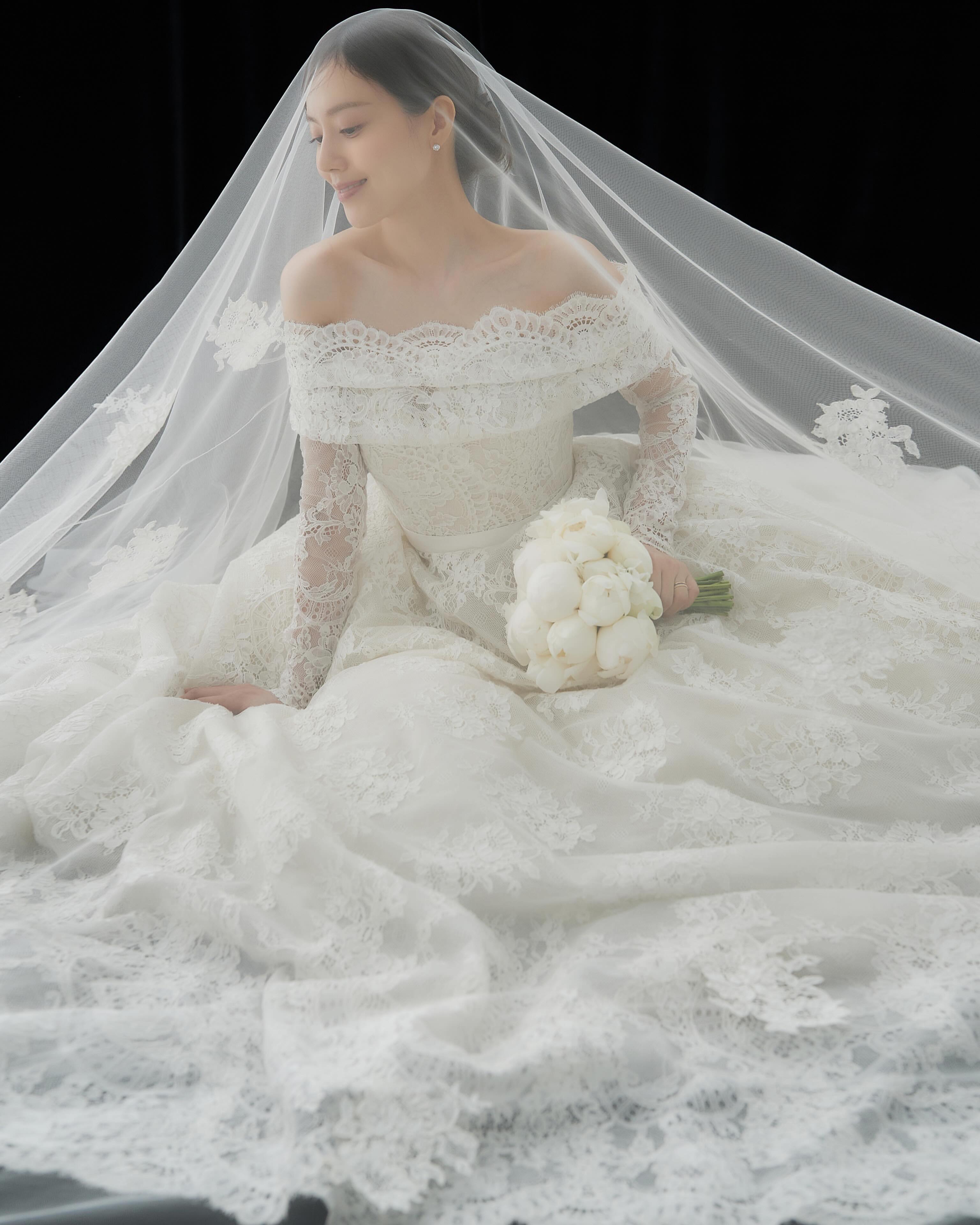 6월의 신부, 문채원 웨딩 화보👰🏻♀️
문채원이 면사포를 쓴 웨딩 화보를 추가 공개했습니다. 정교한 레이스 오프숄더 드레스에 길게 늘어뜨린 베일, 왼손 약지에는 반지가 담겼습니다. 공개 직후 댓글창은 축하로 가득 찼어요.
지난 4월 15일 자필 편지로 결혼을 알린 문채원은 이달 중 비연예인 예비 신랑과 비공개로 식을 올립니다. 이미지9