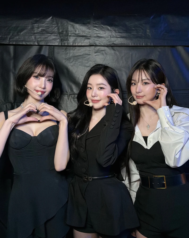 내가 기다린 거 이거잖아..🤍
레드벨벳이 오는 8월 완전체 컴백을 준비 중이라는 소식이 전해졌습니다. 2024년 데뷔 10주년 기념 미니앨범 ‘코스믹’ 이후 약 2년 2개월 만의 완전체 앨범인데요.
특히 멤버들의 소속사가 달라진 이후 처음으로 다시 뭉치는 완전체 행보입니다. ‘빨간 맛’, ‘러시안 룰렛’ 등 여름마다 강한 존재감을 보여줬던 레드벨벳인 만큼, 이번 8월 컴백에도 기대가 됩니다. 이미지5