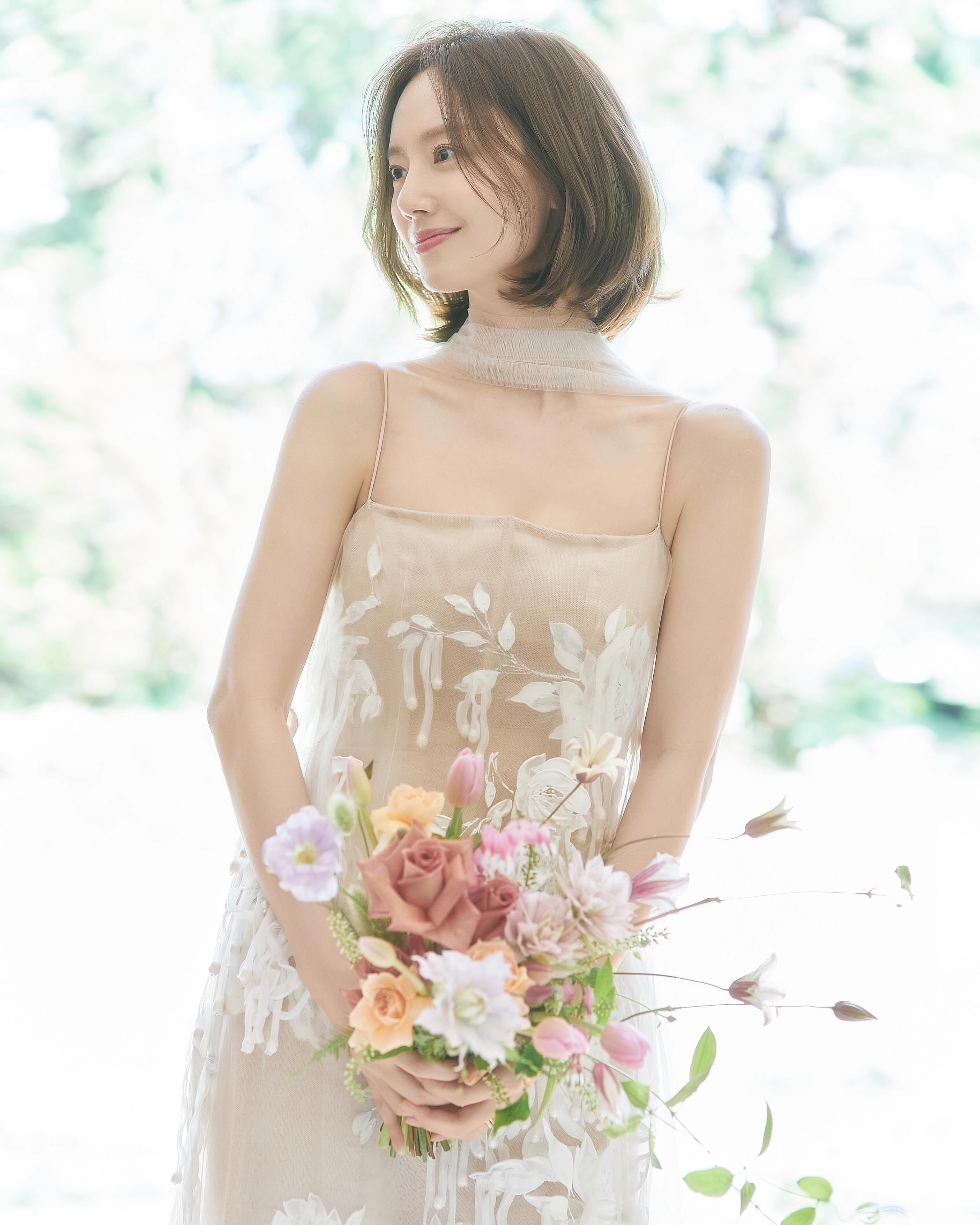 6월의 신부, 문채원 웨딩 화보👰🏻♀️
문채원이 면사포를 쓴 웨딩 화보를 추가 공개했습니다. 정교한 레이스 오프숄더 드레스에 길게 늘어뜨린 베일, 왼손 약지에는 반지가 담겼습니다. 공개 직후 댓글창은 축하로 가득 찼어요.
지난 4월 15일 자필 편지로 결혼을 알린 문채원은 이달 중 비연예인 예비 신랑과 비공개로 식을 올립니다. 이미지7