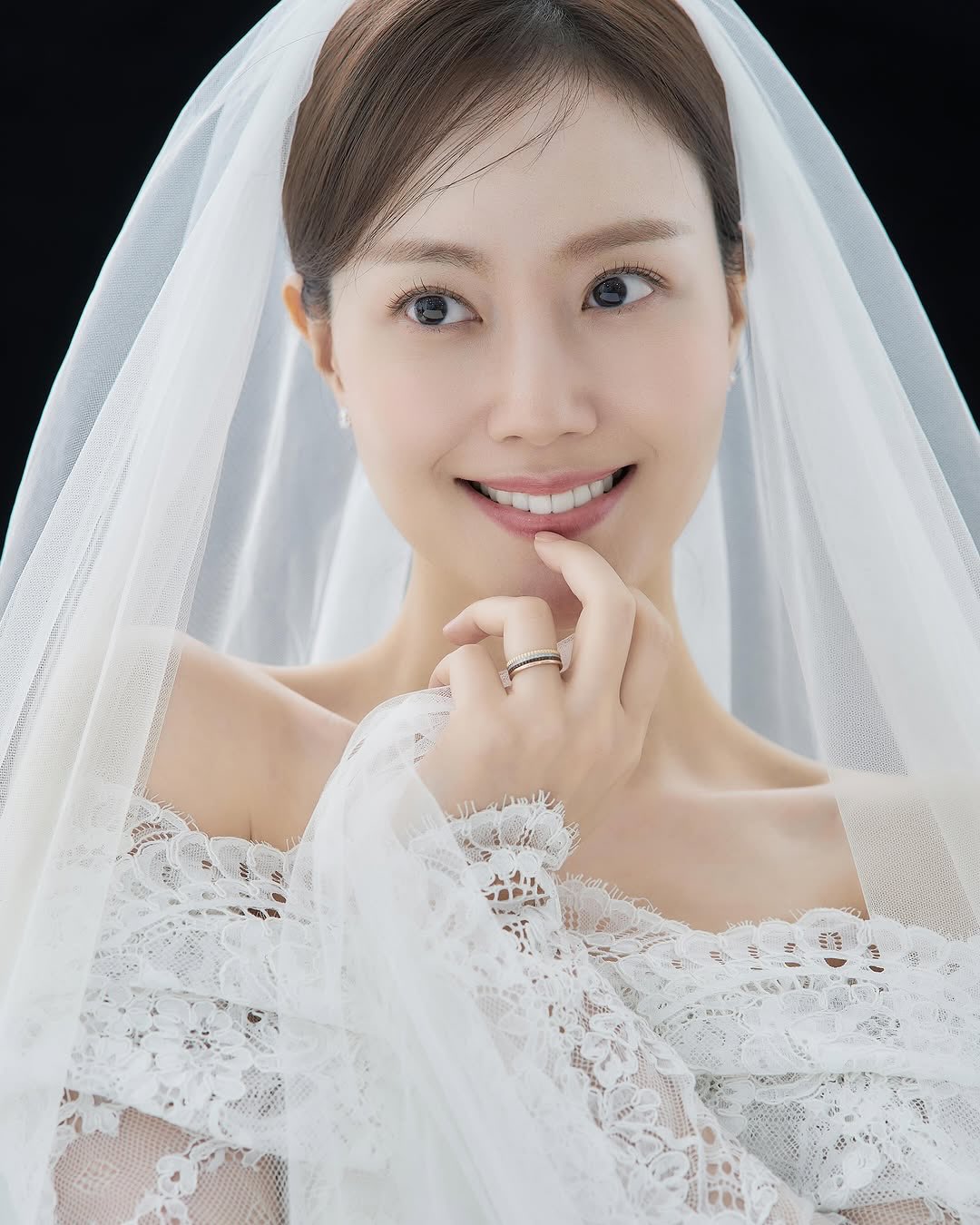 6월의 신부, 문채원 웨딩 화보👰🏻♀️
문채원이 면사포를 쓴 웨딩 화보를 추가 공개했습니다. 정교한 레이스 오프숄더 드레스에 길게 늘어뜨린 베일, 왼손 약지에는 반지가 담겼습니다. 공개 직후 댓글창은 축하로 가득 찼어요.
지난 4월 15일 자필 편지로 결혼을 알린 문채원은 이달 중 비연예인 예비 신랑과 비공개로 식을 올립니다. 이미지4