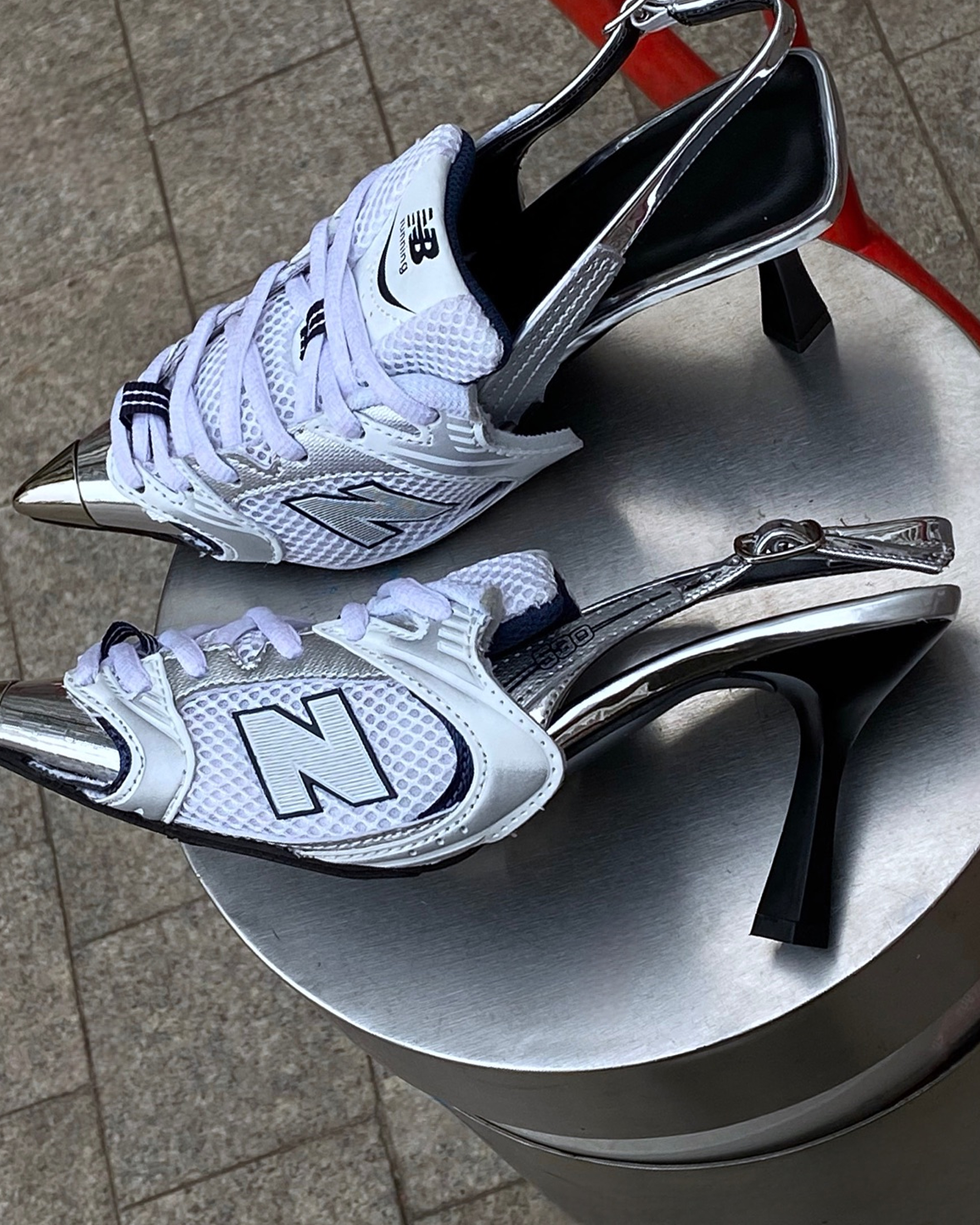 이거 스니커즈야?👟 힐이야?👠 운동화를 신고 싶었는데 힐도 포기할 수 없어, 둘 다 신어버렸죠!🤝 하노이 출신 디자이너 손 스몰은 뉴발란스, 아디다스, 나이키, 오니츠카타이거 등 다양한 브랜드를 힐 스타일로 재해석 했습니다. 스니커즈와 힐이 만나 탄생한 이 신발들은 낯설지만 계속 눈이 가는 디자인입니다. 손 스몰의 다양한 스니커즈힐 디자인을 감상해보세요. 이미지