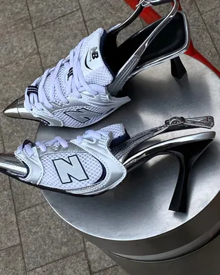이거 스니커즈야?👟 힐이야?👠
운동화를 신고 싶었는데 힐도 포기할 수 없어, 둘 다 신어버렸죠!🤝
하노이 출신 디자이너 손 스몰은 뉴발란스, 아디다스, 나이키, 오니츠카타이거 등 다양한 브랜드를 힐 스타일로 재해석 했습니다.
스니커즈와 힐이 만나 탄생한 이 신발들은 낯설지만 계속 눈이 가는 디자인입니다. 손 스몰의 다양한 스니커즈힐 디자인을 감상해보세요. 이미지