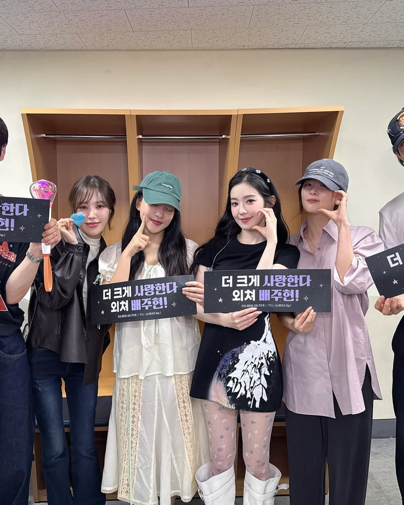 내가 기다린 거 이거잖아..🤍
레드벨벳이 오는 8월 완전체 컴백을 준비 중이라는 소식이 전해졌습니다. 2024년 데뷔 10주년 기념 미니앨범 ‘코스믹’ 이후 약 2년 2개월 만의 완전체 앨범인데요.
특히 멤버들의 소속사가 달라진 이후 처음으로 다시 뭉치는 완전체 행보입니다. ‘빨간 맛’, ‘러시안 룰렛’ 등 여름마다 강한 존재감을 보여줬던 레드벨벳인 만큼, 이번 8월 컴백에도 기대가 됩니다. 이미지3