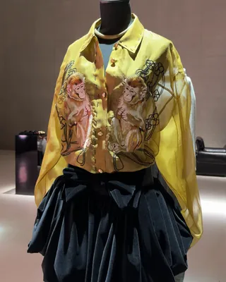 뉴욕 기반 KHAITE의 26FW 프리뷰 함께 보시죠!
KHAITE(케이트)는 뉴욕 기반의 디자이너 캐서린 홀스타인에 의해 설립된 브랜드로, 뛰어난 소재와 섬세한 장인정신, 강인함과 관능미의 균형을 바탕으로 현대적인 컬렉션을 선보이고 있습니다.
이번 2026 FW 컬렉션은 1970년대의 화려하고 연극적인 무드에서 영감을 받아 구조적인 테일러링과 유연한 드레이프가 조화를 이루는 실루엣을 선보입니다.
특히 메인 소재로는 레더, 오간자 그리고 벨벳 등이 있는데 패브릭 위에 수놓인 자수들이 돋보입니다. 이미지