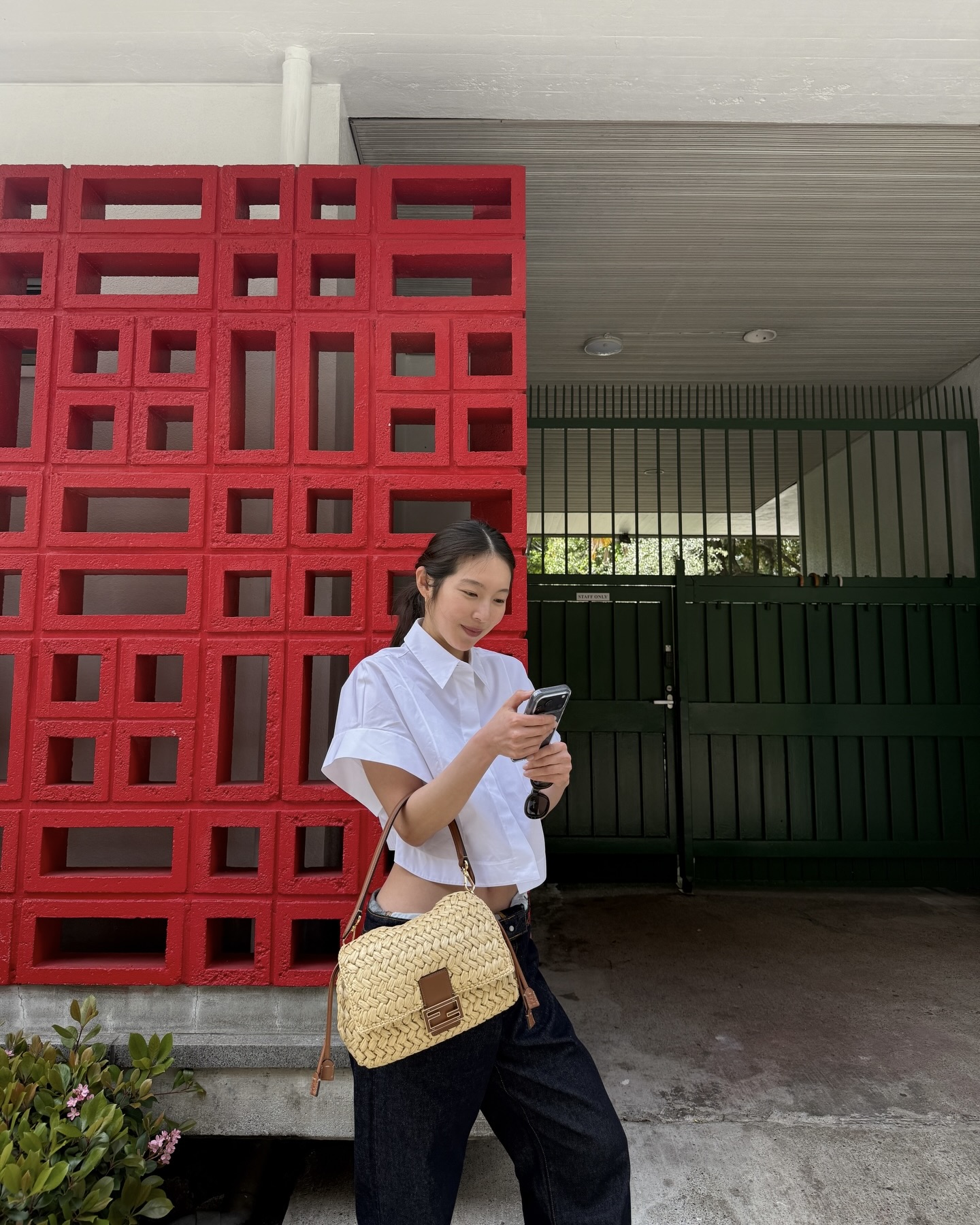 셔츠 하나 입었을 뿐인데...🤍
아리하라 미유키의 여름 셔츠 코디법을 참고해보세요. 특별한 디자인이 아니어도 화이트 셔츠나 반팔 셔츠를 가볍게 걸치는 것만으로 세련된 분위기를 완성할 수 있는데요.
생지 데님 팬츠를 매치하고, 선글라스나 라피아 백처럼 계절감 있는 액세서리를 더해 스타일링할 수 있죠. 올여름엔 아리하라 미유키의 셔츠 코디를 참고해보세요. 이미지6