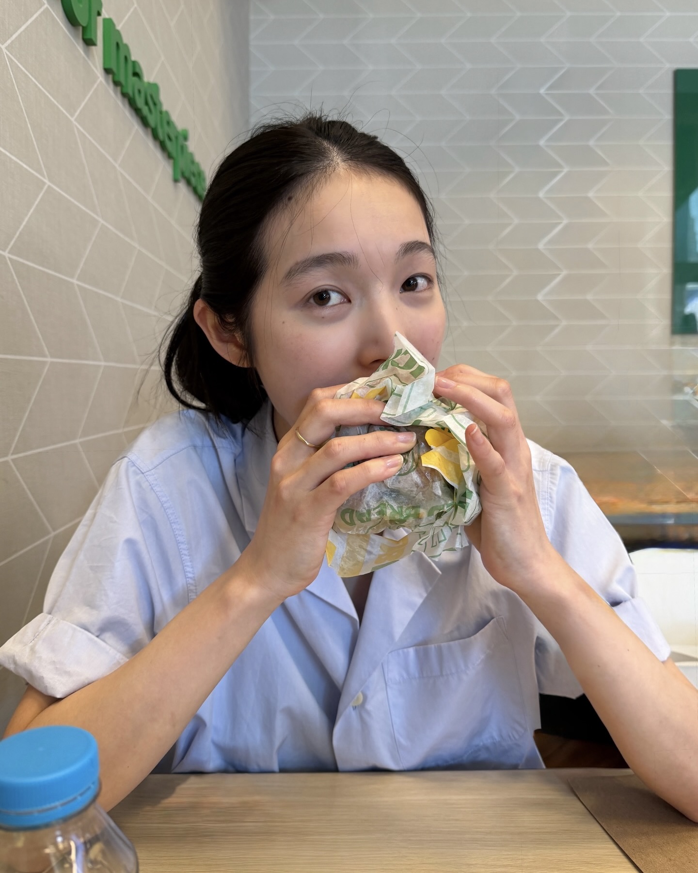 셔츠 하나 입었을 뿐인데...🤍
아리하라 미유키의 여름 셔츠 코디법을 참고해보세요. 특별한 디자인이 아니어도 화이트 셔츠나 반팔 셔츠를 가볍게 걸치는 것만으로 세련된 분위기를 완성할 수 있는데요.
생지 데님 팬츠를 매치하고, 선글라스나 라피아 백처럼 계절감 있는 액세서리를 더해 스타일링할 수 있죠. 올여름엔 아리하라 미유키의 셔츠 코디를 참고해보세요. 이미지4