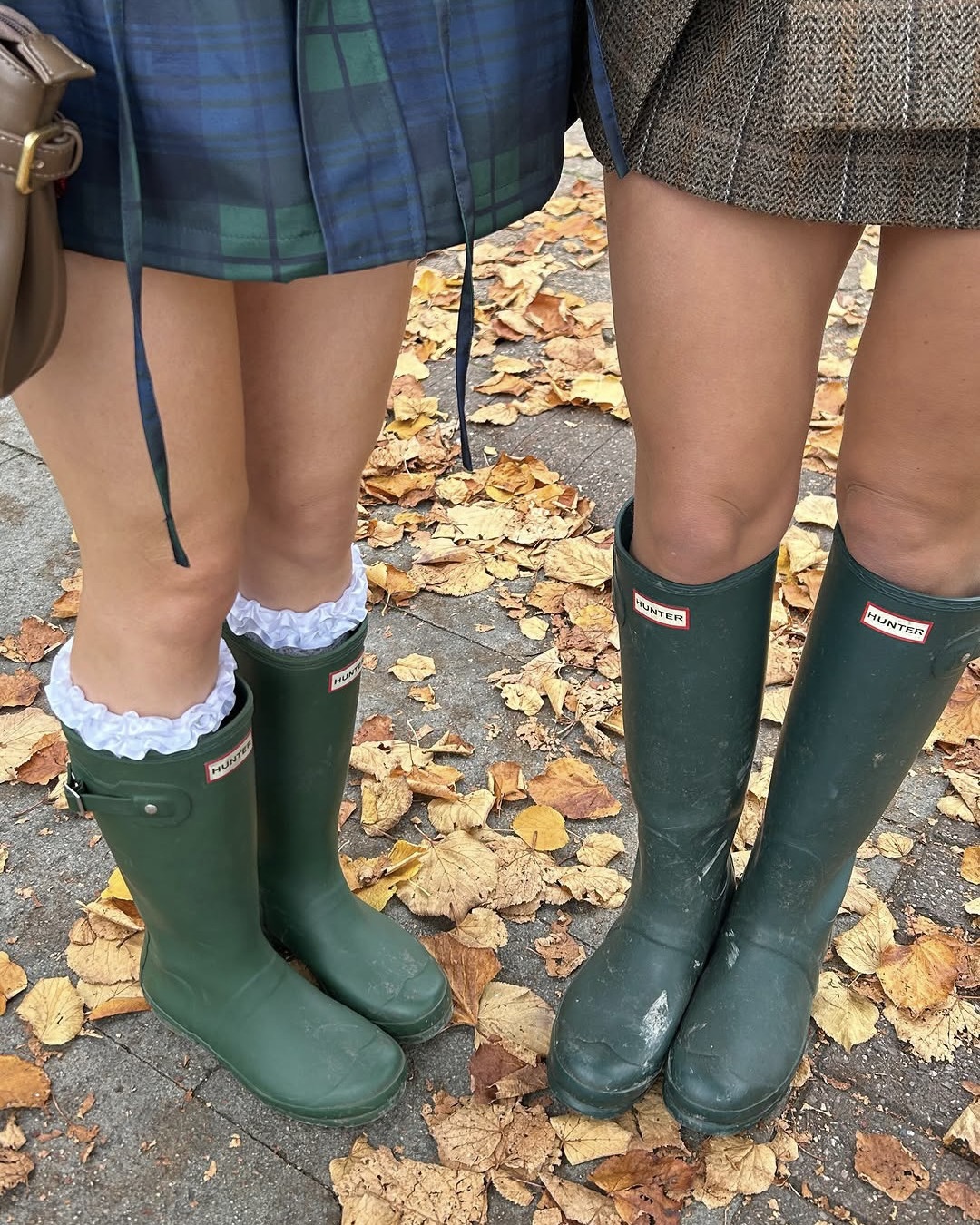 갑작스런 비소식☔️👢 레인부츠 참고 핀터레스트에서 볼 법한 레인부츠 레퍼런스 찾아봤어요! 셔츠나 스커트를 매치하거나, 컬러삭스로 포인트를, 또는 바이커 쇼츠 조합으로 낮에는 시크하게, 저녁에는 센스있는 레인부츠룩으로 완성하세요. 어쩌면 레인부츠 덕분에 이번 장마가 기다려질지도! 이미지