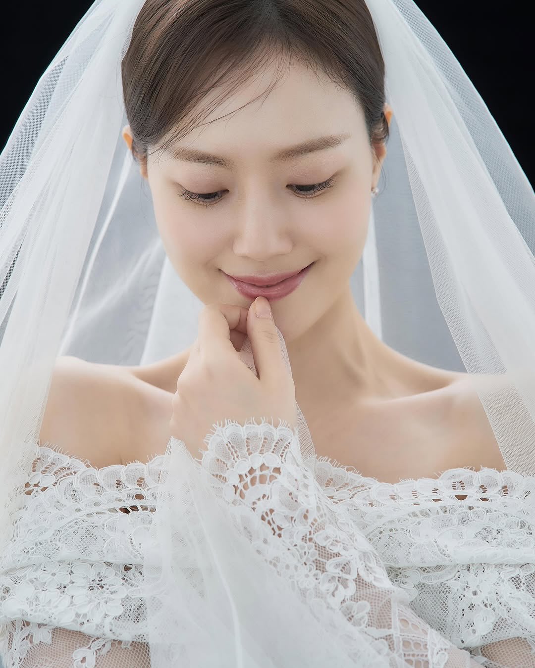 6월의 신부, 문채원 웨딩 화보👰🏻♀️
문채원이 면사포를 쓴 웨딩 화보를 추가 공개했습니다. 정교한 레이스 오프숄더 드레스에 길게 늘어뜨린 베일, 왼손 약지에는 반지가 담겼습니다. 공개 직후 댓글창은 축하로 가득 찼어요.
지난 4월 15일 자필 편지로 결혼을 알린 문채원은 이달 중 비연예인 예비 신랑과 비공개로 식을 올립니다. 이미지2
