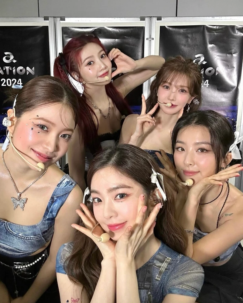 내가 기다린 거 이거잖아..🤍
레드벨벳이 오는 8월 완전체 컴백을 준비 중이라는 소식이 전해졌습니다. 2024년 데뷔 10주년 기념 미니앨범 ‘코스믹’ 이후 약 2년 2개월 만의 완전체 앨범인데요.
특히 멤버들의 소속사가 달라진 이후 처음으로 다시 뭉치는 완전체 행보입니다. ‘빨간 맛’, ‘러시안 룰렛’ 등 여름마다 강한 존재감을 보여줬던 레드벨벳인 만큼, 이번 8월 컴백에도 기대가 됩니다. 이미지2