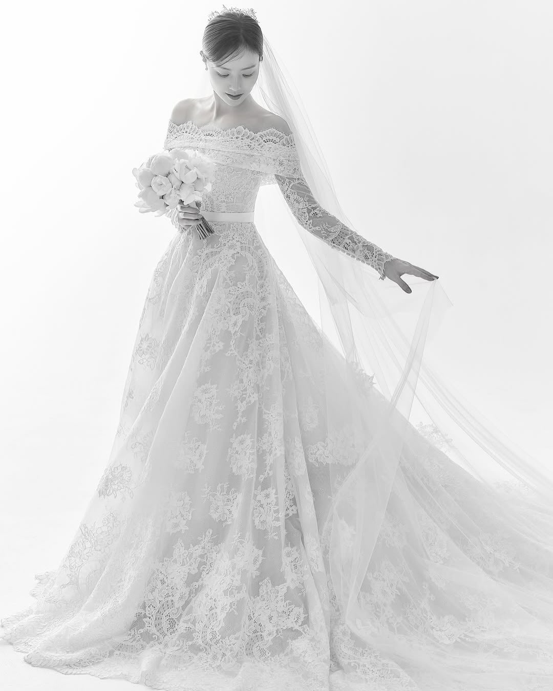 6월의 신부, 문채원 웨딩 화보👰🏻♀️
문채원이 면사포를 쓴 웨딩 화보를 추가 공개했습니다. 정교한 레이스 오프숄더 드레스에 길게 늘어뜨린 베일, 왼손 약지에는 반지가 담겼습니다. 공개 직후 댓글창은 축하로 가득 찼어요.
지난 4월 15일 자필 편지로 결혼을 알린 문채원은 이달 중 비연예인 예비 신랑과 비공개로 식을 올립니다. 이미지5