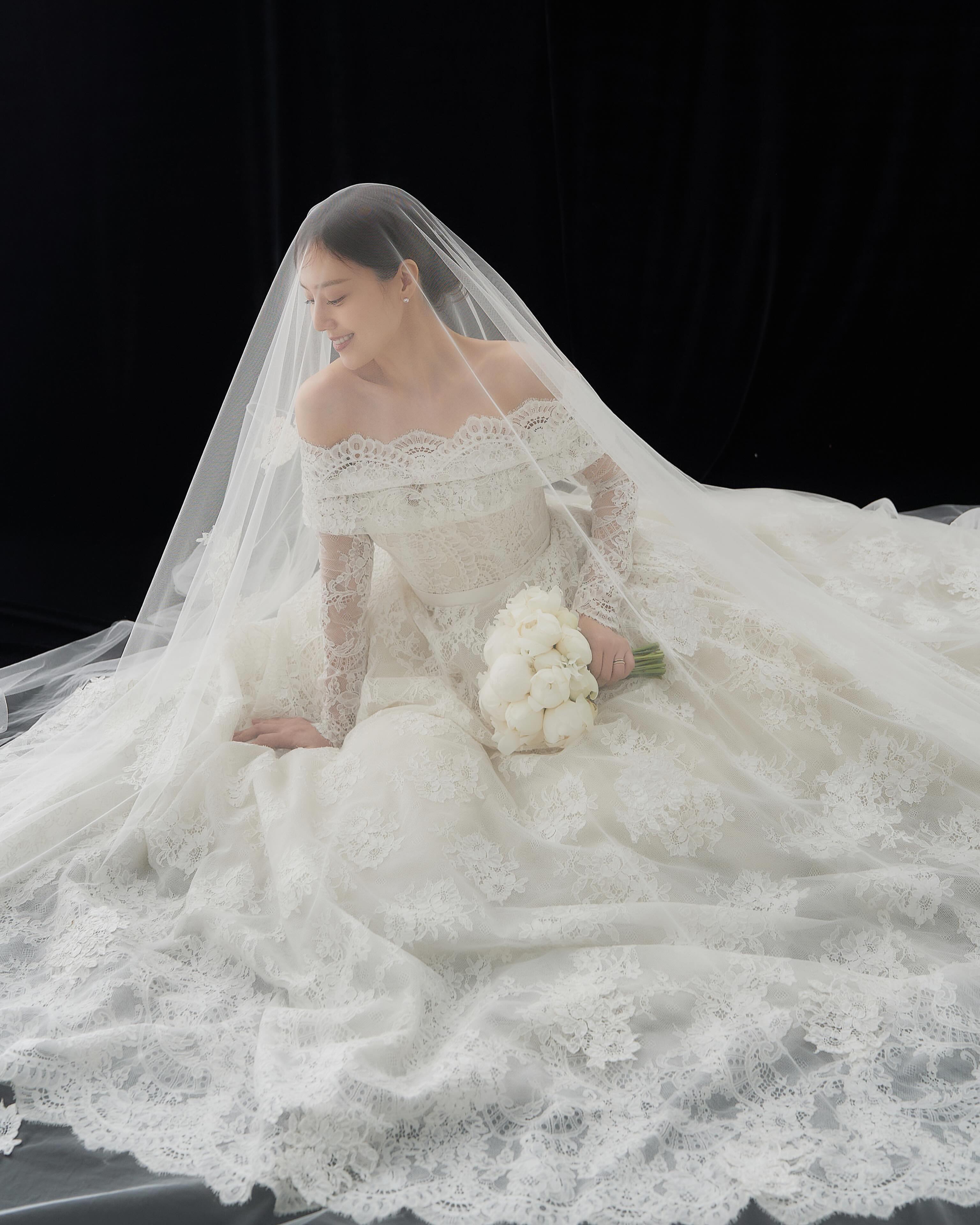 6월의 신부, 문채원 웨딩 화보👰🏻♀️
문채원이 면사포를 쓴 웨딩 화보를 추가 공개했습니다. 정교한 레이스 오프숄더 드레스에 길게 늘어뜨린 베일, 왼손 약지에는 반지가 담겼습니다. 공개 직후 댓글창은 축하로 가득 찼어요.
지난 4월 15일 자필 편지로 결혼을 알린 문채원은 이달 중 비연예인 예비 신랑과 비공개로 식을 올립니다. 이미지10