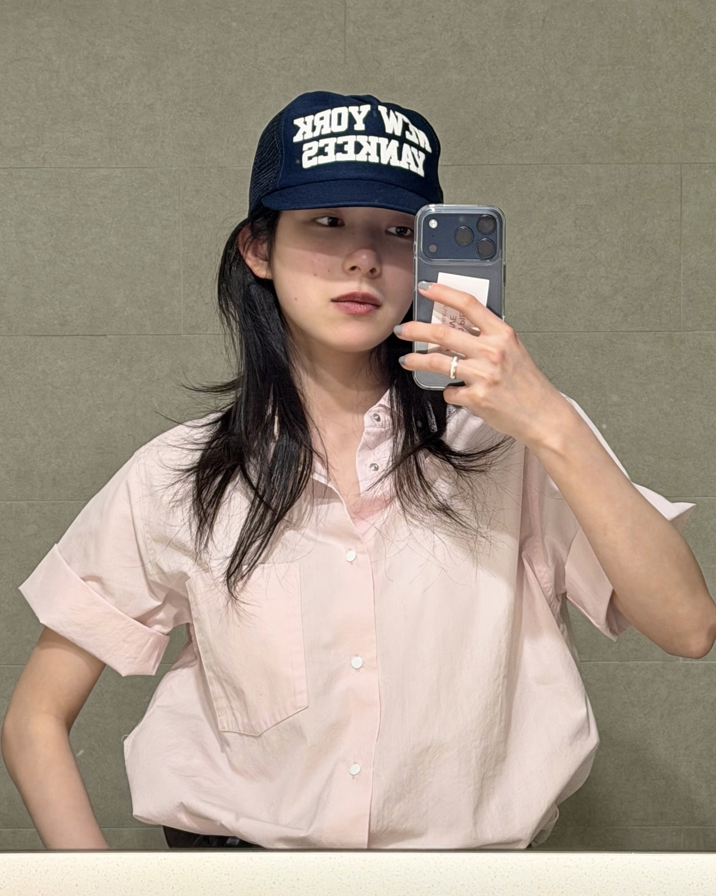 셔츠 하나 입었을 뿐인데...🤍
아리하라 미유키의 여름 셔츠 코디법을 참고해보세요. 특별한 디자인이 아니어도 화이트 셔츠나 반팔 셔츠를 가볍게 걸치는 것만으로 세련된 분위기를 완성할 수 있는데요.
생지 데님 팬츠를 매치하고, 선글라스나 라피아 백처럼 계절감 있는 액세서리를 더해 스타일링할 수 있죠. 올여름엔 아리하라 미유키의 셔츠 코디를 참고해보세요. 이미지3