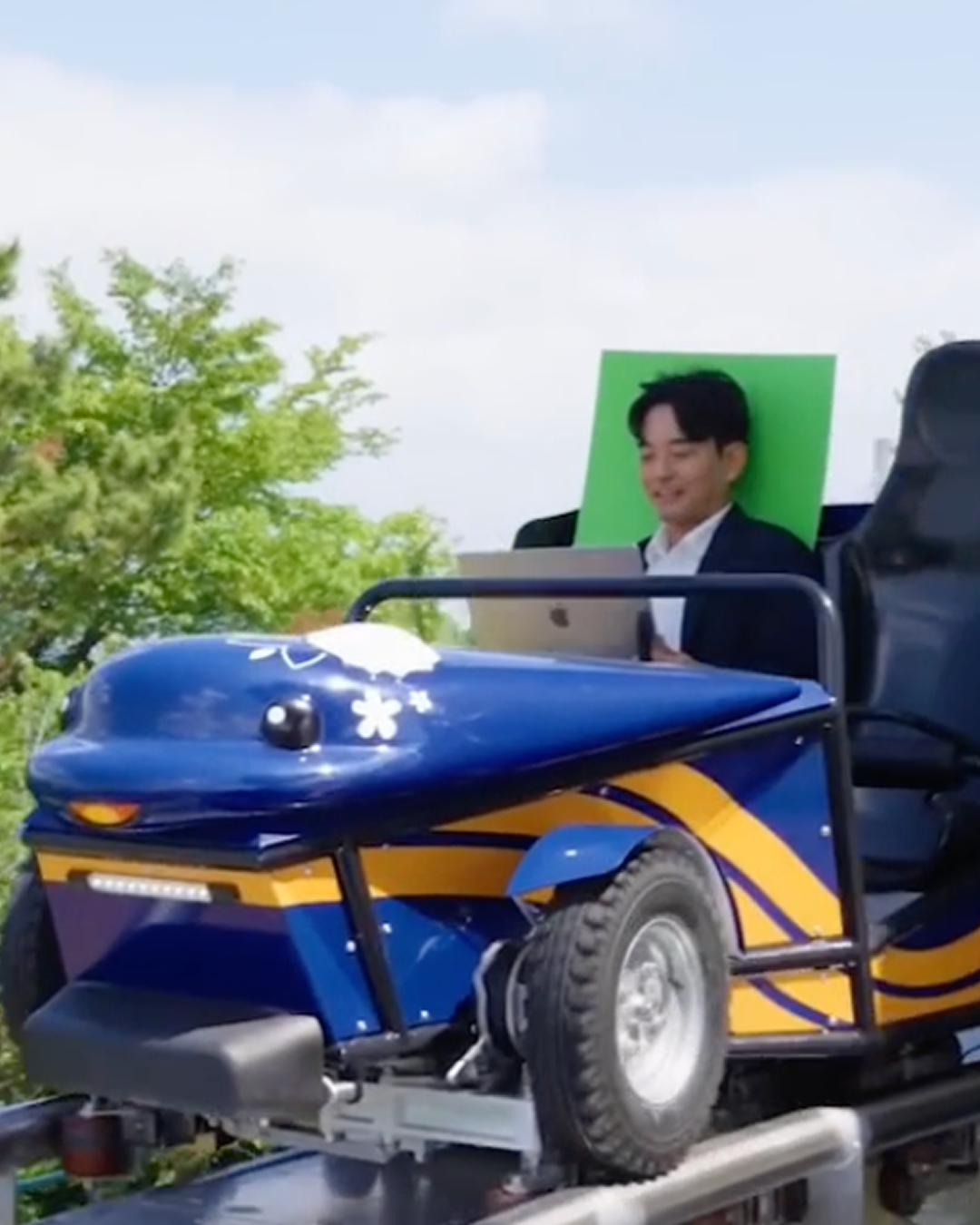 누가 울산 노잼도시래? 롤러코스터 타면서 줌 회의하는 주무관님 울산광역시 남구 '고래방송국'이 공개한 웨일즈카트 홍보 영상이 예상치 못한 웃음으로 화제예요. 장생포에 국내 최초로 등장한 웨일즈카트를 타고 질주하면서 줌 회의를 하는 상황극인데, 흔들리는 화면 속에서도 침착하게 회의를 이어가는 모습이 웃음 포인트😂 실제 울산시 공무원들이 직접 출연했다는 사실까지 알려지며 "이게 진짜 공무원 영상이라고?", "순수 체급으로 웃기다" 등 반응이 쏟아지고 있어요. 딱딱한 지자체 홍보 대신 센스와 아이디어로 승부한 고래방송국, 의외의 콘텐츠 맛집으로 떠오르는 중이에요👀 여름 휴가철 울산 가실 분들은 장생포 웨일즈카트 한번 타보세요! 영상: 유튜브 울산남구 고래방송국 이미지