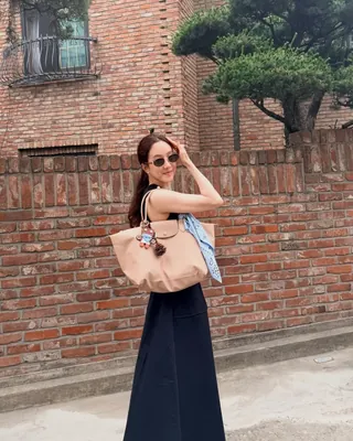 려원의 여름맞이 애착백🧡💛
여름에 이만한게 없지?!👜 롱샴 뉴라인 르 플리아쥬 원! #광고
데일리룩 장인 려원언니의 여름 가방이에요. 가방에 스카프와 키링을 더해 그녀만의 스타일로 업그레이드!
배우 박세완도 동일한 가방의 라임 컬러를 발레 클래스부터 주말 나들이까지 그대로 들고 다녀요. 가벼운 캔버스 소재에 수납력이 넉넉하고, 핸들까지 원 톤으로 통일한 디자인이 포인트죠.
르 플리아쥬 원은 전국 롱샴 매장과 공식 온라인에서 만나볼 수 있습니다.
• 롱샴 르 플리아쥬 원 L 탑 핸들백 베이지
• 롱샴 르 플리아쥬 원 L 탑 핸들백 라임 이미지