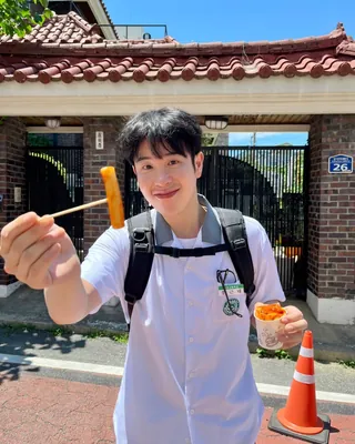 피오 제주서 교통사고 부상🤕
피오가 지난 19일 제주시 한림읍의 한 도로를 건너던 중 지나가던 차량에 치이는 사고를 당했습니다. 병원에서 진단 결과 다행히 팔꿈치와 무릎에 찰과상을 입은 것으로 확인됐습니다. 이미지
