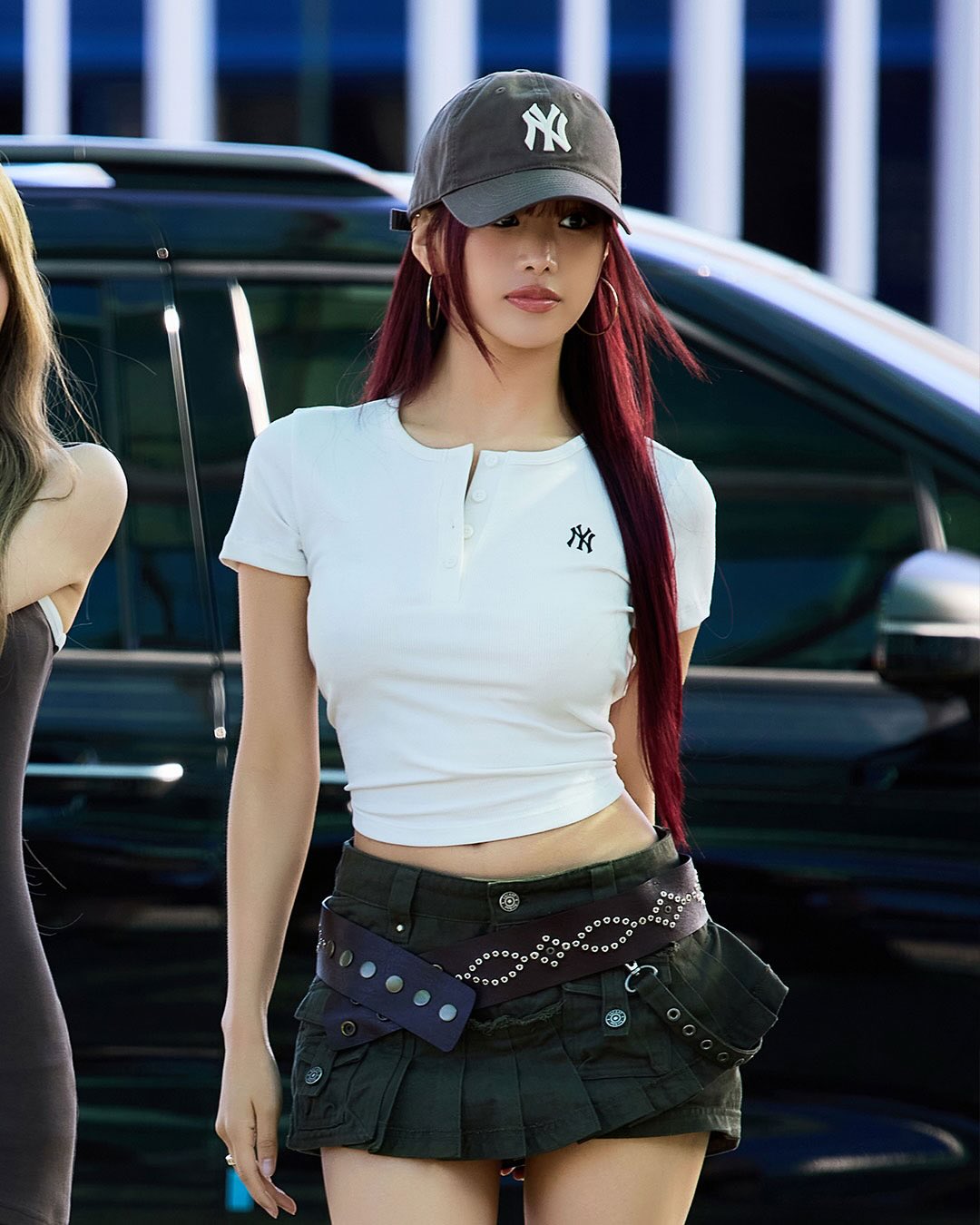올 여름 썸머 퀸 핫걸❤️💋누구게?!
키오프 × MLB 티저 공개🔥올해는 여름 핫걸 착장 이거다! #광고
키오프 × MLB, 첫 티저로 만나보세요.
지난 5일 공항패션을 MLB 착장으로 물들였던 키스오브라이프가 티저 영상과 함께 모델 발탁 소식을 알렸습니다. 여름의 대명사 키오프와 MLB는 어떤 비주얼을 준비하고 있을까요?
티저 속 페스티벌 치트키 아이템의 정체와 키오프의 핫썸머 룩북이 곧 공개됩니다. 올여름을 채울 이들의 만남, 꼭 참고하세요! 이미지3