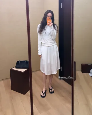 려원이 드는 가방? 클러치?🤔 뭐야!! 화이트 스커트 룩에 무심하게 툭 올려둔 그 백🖤 알려드릴게요! 요즘 정려원이 픽한 아이템은 바로 더 로우(The Row)의 페기 클러치입니다. 군더더기 없는 미니멀한 실루엣에 부드러운 가죽 질감이 돋보여서, 어떤 룩이든 슥 걸치면 룩의 완성도를 확 올려주는 치트키 같은 가방이에요. 페기 클러치는 이름대로 끈을 안으로 넣어 클러치로도 연출 가능합니다! 시크하고 내추럴한 멋을 내는 정려원의 감각적인 더 로우 백을 눈여겨보세요. • 더 로우 페기 클러치 (The Row Peggy Clutch), 440만 원대 이미지