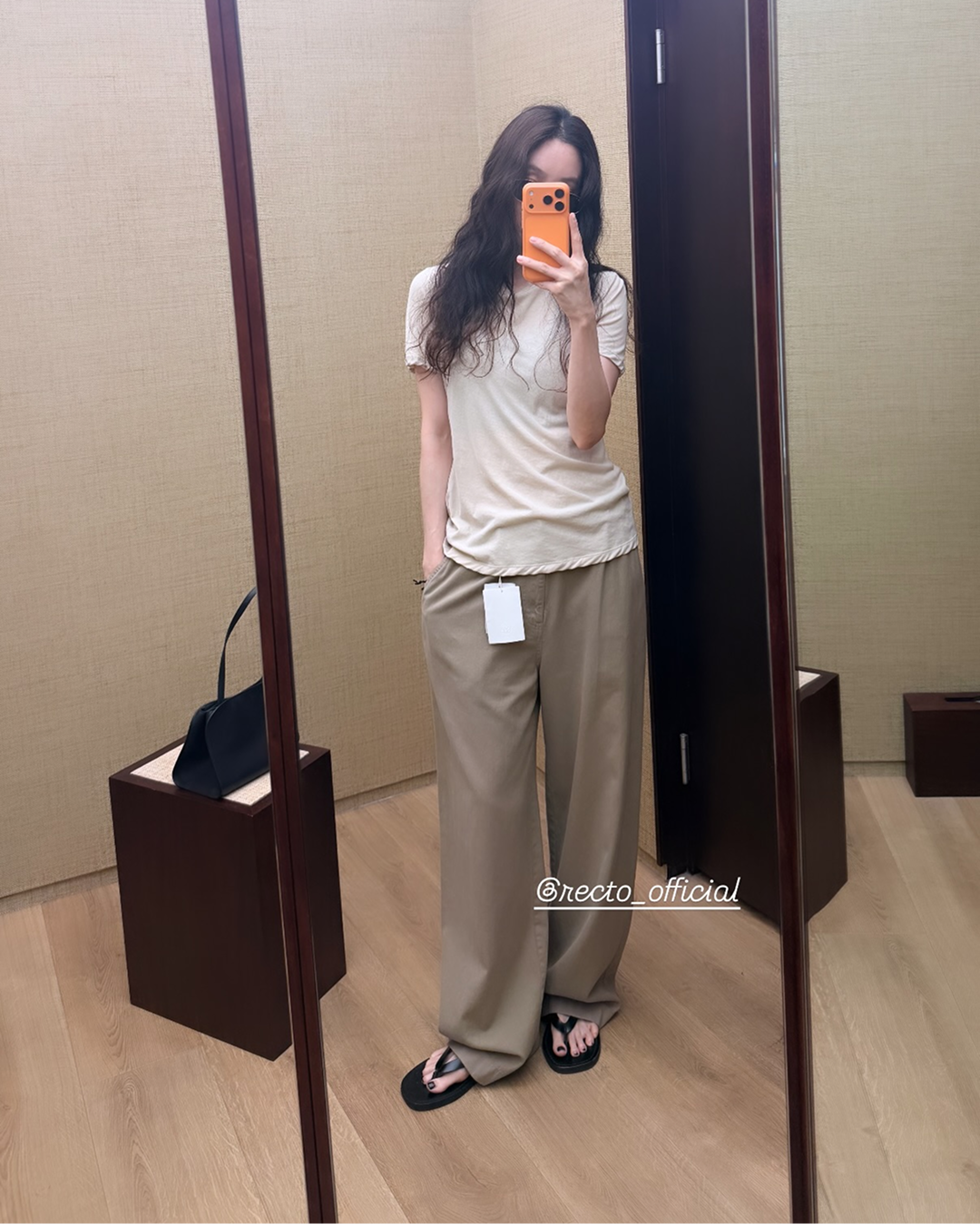 려원이 드는 가방? 클러치?🤔 뭐야!!
화이트 스커트 룩에 무심하게 툭 올려둔 그 백🖤 알려드릴게요!
요즘 정려원이 픽한 아이템은 바로 더 로우(The Row)의 페기 클러치입니다. 군더더기 없는 미니멀한 실루엣에 부드러운 가죽 질감이 돋보여서, 어떤 룩이든 슥 걸치면 룩의 완성도를 확 올려주는 치트키 같은 가방이에요.
페기 클러치는 이름대로 끈을 안으로 넣어 클러치로도 연출 가능합니다! 시크하고 내추럴한 멋을 내는 정려원의 감각적인 더 로우 백을 눈여겨보세요.
• 더 로우 페기 클러치 (The Row Peggy Clutch), 440만 원대 이미지3