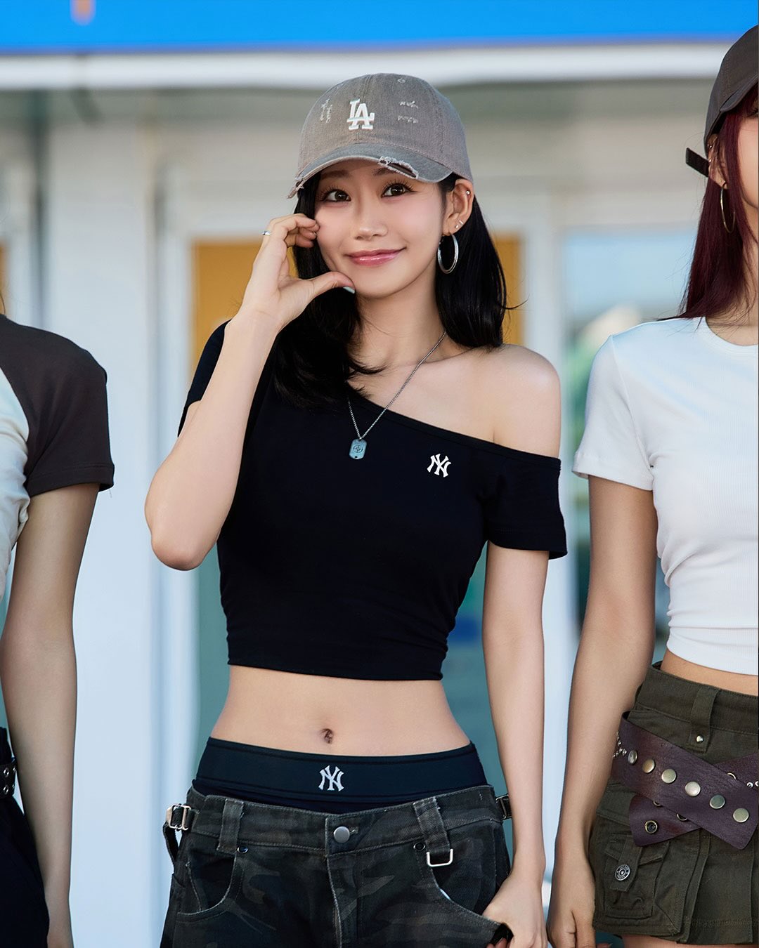 올 여름 썸머 퀸 핫걸❤️💋누구게?!
키오프 × MLB 티저 공개🔥올해는 여름 핫걸 착장 이거다! #광고
키오프 × MLB, 첫 티저로 만나보세요.
지난 5일 공항패션을 MLB 착장으로 물들였던 키스오브라이프가 티저 영상과 함께 모델 발탁 소식을 알렸습니다. 여름의 대명사 키오프와 MLB는 어떤 비주얼을 준비하고 있을까요?
티저 속 페스티벌 치트키 아이템의 정체와 키오프의 핫썸머 룩북이 곧 공개됩니다. 올여름을 채울 이들의 만남, 꼭 참고하세요! 이미지5