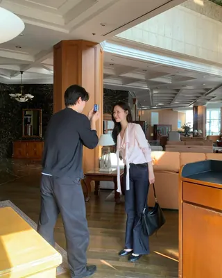 여름 하객룩, 은은하게 예뻐야지🦢🤍
여름에 입기 좋은 하객룩 코디 3가지, 지금 바로 소개해드릴게요.
1. 연핑크 하객룩
화사하지만 과하지 않은 연핑크 컬러는 여름 하객룩으로 입기 좋은 색입니다. 부드러운 분위기를 주면서도 신부 룩과 겹쳐 보이지 않아 원피스나 블라우스로 활용하기 좋습니다.
2. 블랙 하객룩
블랙은 가장 무난하면서도 세련된 하객룩 컬러입니다. 여름에는 답답해 보이지 않도록 슬리브리스나 가벼운 소재를 고르고, 미니멀한 액세서리로 포인트를 더해보세요.
3. 그레이 하객룩
차분하고 단정한 분위기를 내고 싶다면 그레이를 추천합니다. 블랙보다 부드러워 셋업이나 슬랙스 코디로 입기 좋습니다. 이미지