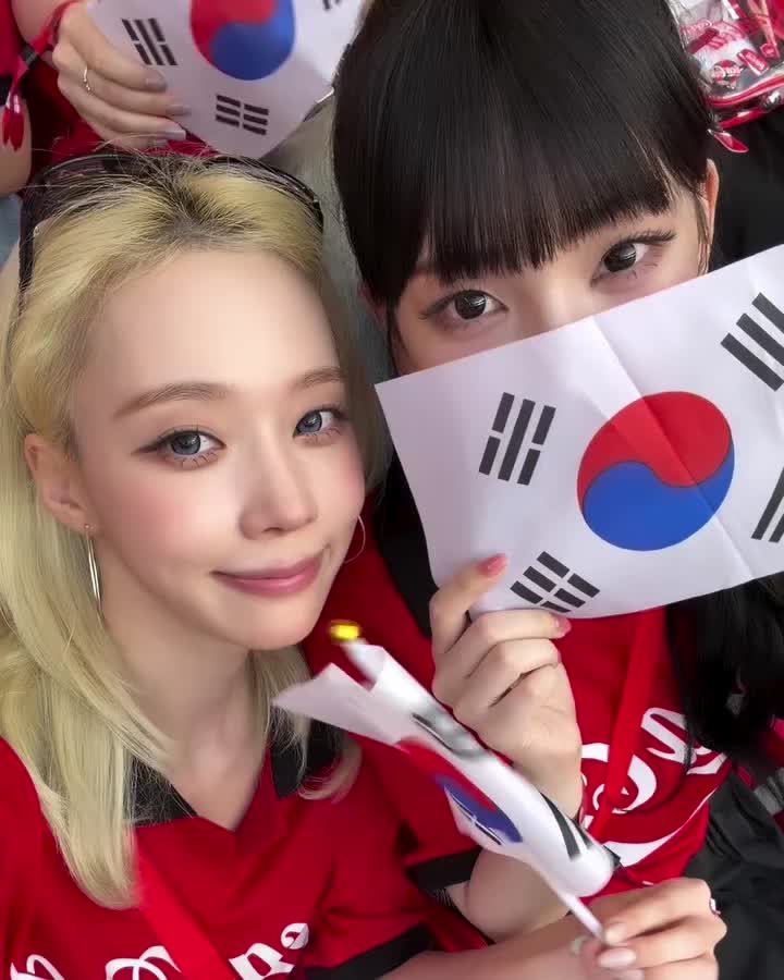 카리나, 윈터, 권은비와 함께 떠난✈️
월드컵 원정 응원 현장입니다. 카리나, 윈터, 권은비가 코카-콜라 원정 응원단에 합류했었죠. 체코전 원정 경기 응원을 위해 70명의 팬들과 함께 멕시코를 찾은 이들의 뜨거운 응원 현장을 만나보세요. 이미지