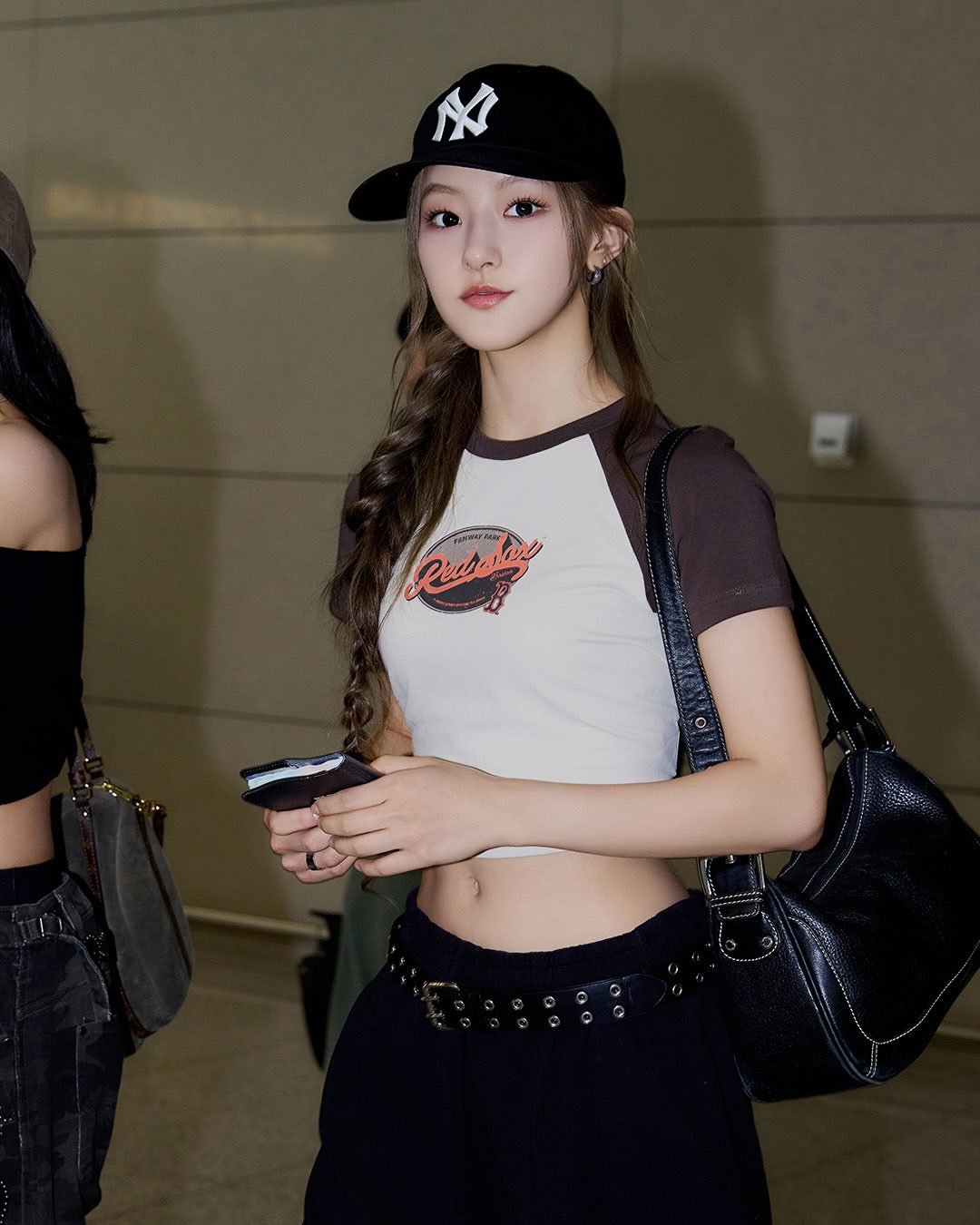 올 여름 썸머 퀸 핫걸❤️💋누구게?!
키오프 × MLB 티저 공개🔥올해는 여름 핫걸 착장 이거다! #광고
키오프 × MLB, 첫 티저로 만나보세요.
지난 5일 공항패션을 MLB 착장으로 물들였던 키스오브라이프가 티저 영상과 함께 모델 발탁 소식을 알렸습니다. 여름의 대명사 키오프와 MLB는 어떤 비주얼을 준비하고 있을까요?
티저 속 페스티벌 치트키 아이템의 정체와 키오프의 핫썸머 룩북이 곧 공개됩니다. 올여름을 채울 이들의 만남, 꼭 참고하세요! 이미지6
