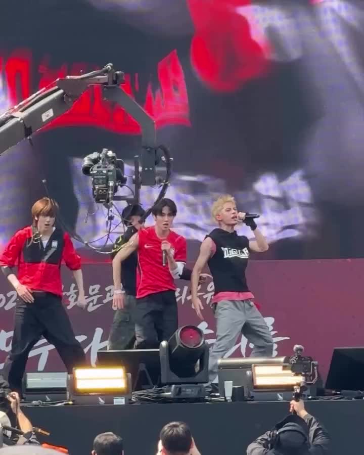 광화문에 뜬 붉은악마 코르티스❤️ 코르티스가 2026 북중미월드컵 기념 광화문광장 응원전에 특별 초청 아티스트로 출연했습니다. 뜨거운 응원 열기 속에서 퍼포먼스까지 선보이며 현장 분위기를 끌어올렸는데요. 오늘 오전 11시에 열리는 대한민국 첫 경기까지 이 기세 그대로 이어가자 대한민국!!🇰🇷 이미지