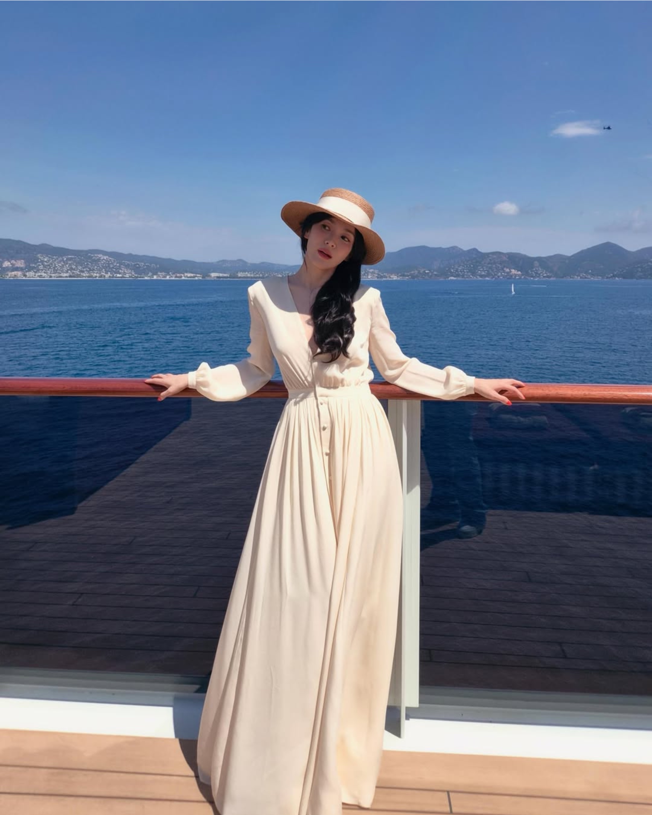 휴가 대비 중? 예쁜 밀짚모자 3👒 여름 바캉스룩 완성은 모자!👩🏻🌾❤️ 혜교 언니의 일상 찐템을 볼게요. 송혜교가 최근 보여준 밀짚모자 3가지, 휴가 갈 때 참고해요. 1. 헬렌 카민스키 둘라니 라피아 브레이드 보터 화이트 그로그랭 리본을 두른 정통 보터예요. 칸 바다를 배경으로 아이보리 롱 드레스에 매치하니 리조트 화보 같은 그림이 나왔죠. 2. 헬렌 카민스키 아이비 라피아 보터 같은 브랜드지만 챙이 넓고 빛이 통하는 오픈워크 크로셰 디자인이에요. 핑크 스트라이프 톱에 골드 워치, 핑크 틴트 선글라스까지 더해 데일리하게 풀어냈죠. 3. 카프리 라이프스타일 우븐 프레이드 엣지 스트로 햇 끝단을 풀어낸 프레이드 엣지가 포인트인 이탈리아 메이드 라피아 햇이에요. 블루 체크 슬립 드레스에 얹으니 물가 휴양지 무드가 완성됐죠. 밀짚모자 하나로 휴양지부터 데일리까지 무드가 바뀌네요. 올여름 모자 고민된다면 참고하세요! 이미지