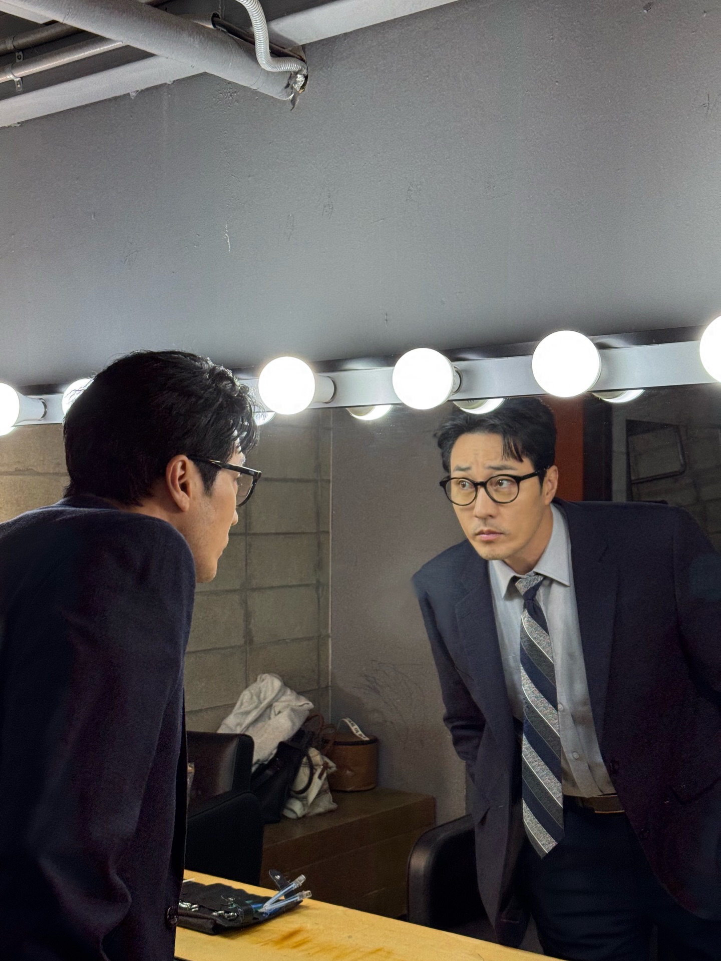 영원한 우리의 소간지가 6월 말 '김부장'으로 돌아온다 💼 수트 핏 미쳤잖아(p)..❤️🩹 평범한 아빠인 줄 알았는데 알고 보니 전직 특수요원인 소지섭. 딸 건드린 놈들은 싹 다 쓸어버리는 소지섭의 액션 씬. "조용히 살던 아빠를 건드리면 어떻게 되는지 보여줄게." 우리의 영원한 소간지, 소지섭이 마침내 6월 26일 금요일 넷플릭스 오리지널 시리즈 <김부장>으로 돌아옵니다. 이미지