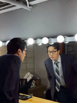 영원한 우리의 소간지가 6월 말 '김부장'으로 돌아온다 💼
수트 핏 미쳤잖아(p)..❤️🩹 평범한 아빠인 줄 알았는데 알고 보니 전직 특수요원인 소지섭. 딸 건드린 놈들은 싹 다 쓸어버리는 소지섭의 액션 씬.
"조용히 살던 아빠를 건드리면 어떻게 되는지 보여줄게."
우리의 영원한 소간지, 소지섭이 마침내 6월 26일 금요일 넷플릭스 오리지널 시리즈 <김부장>으로 돌아옵니다. 이미지