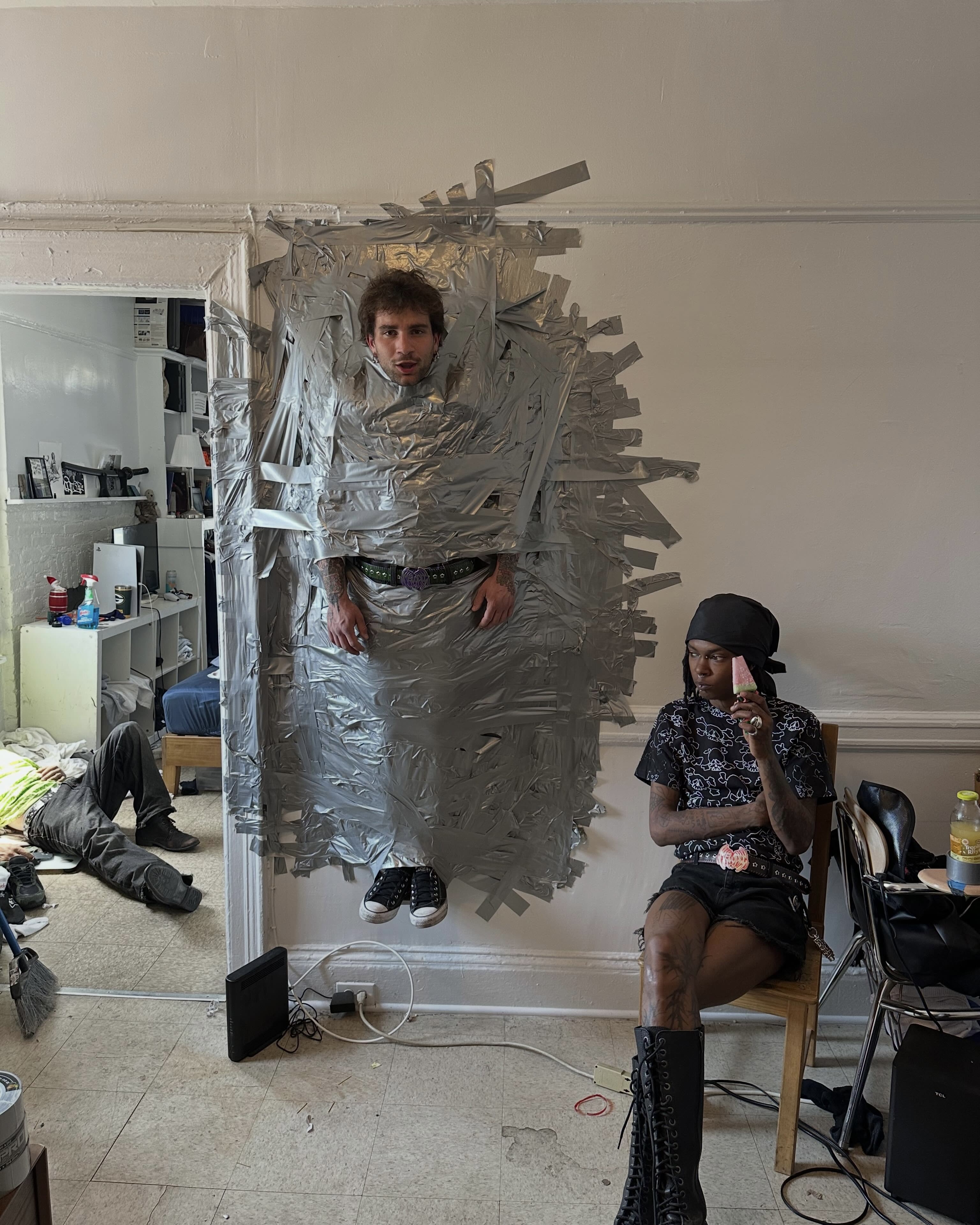 너,, 잠깐 거기 가만히 있어. 🤦🏻♀️
다소 과격하지만 또 과몰입도 가능한 이 벽걸이(?) 남친 짤은 놀랍게도 '현대 미술'의 한 장면입니다. 이탈리아 출신의 미술계 이단아, 마우리치오 카텔란의 대표작 <완벽한 날>을 패러디한 사진인데요.
정규 미술 교육을 받지 않고 가구 디자이너, 시체 안치소 조수 등을 전전하다 미술계에 나타난 그는 늘 이런 식입니다. 미술관 바닥을 뚫고 얼굴을 내밀거나, 18K 순금 변기를 전시하는 등 권위적인 미술계를 조롱하며 점차 현대 미술씬에서 이름을 날리게 되었죠. 🎨
누구나 한 번쯤은 봤을 법한 사진 속 그 <바나나>가 바로 이 작가의 작품인데요. 지난 2023년, 국내 한남동 소재의 리움미술관에서 개인전을 올리기도하며 한국에서도 이름이 알려지게 됐어요.
미술계의 권위를 비웃듯 툭 던지는 작업들로 "가장 게으르게 부자가 된 예술가"라는 타이틀을 거머쥔 카텔란. 그의 시니컬하면서도 유머러스한 작품 세계를 슬라이드에서 만나보세요. 📲 이미지