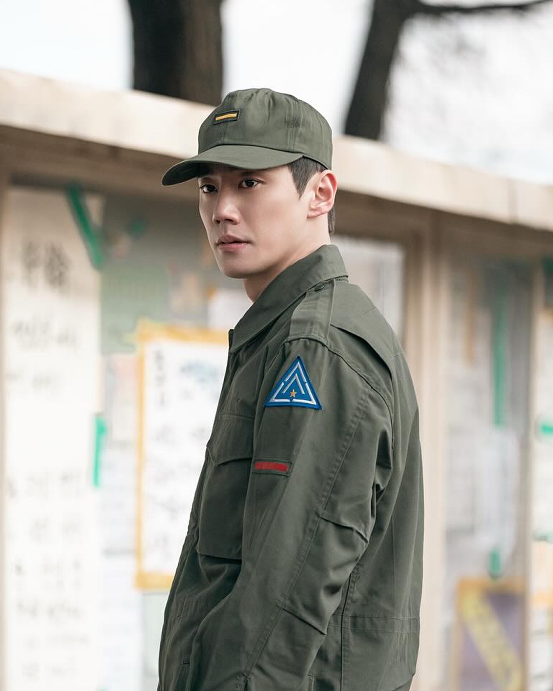 내 맘속에 저장🍿준영 오빠 모았어
오늘 이준영이 입대를 예고하며 잠시 팬들 곁을 떠나게 됐어요. 가수로 데뷔해 배우로 자리 잡기까지, 대표작들을 돌아봤습니다.
1. 폭싹 속았수다 (박영범)
애순(아이유)의 첫사랑 박영범 역으로 짧은 등장에도 강한 인상을 남겼습니다. 순수한 첫사랑의 모습과 달리 책임감 없는 행동으로 시청자들의 다양한 반응을 이끌어냈죠.
2. 멜로무비 (홍시준)
꿈은 크지만 현실은 녹록지 않은 무명 작곡가 홍시준 역을 맡았습니다. 현실적인 고민과 좌절, 사랑을 그려내며 많은 시청자들의 공감을 얻었죠.
3. 황야 (지완)
폐허가 된 세상 속에서 살아남기 위해 고군분투하는 생존자 지완 역을 맡았습니다. 액션 장르에 도전하며 이전 작품들과는 또 다른 매력을 보여줬죠.
4. D.P. 시즌2 (정현민)
군 조직의 현실을 보여준 탈영병 정현민 역으로 강렬한 존재감을 남겼습니다. 복싱을 기반으로 한 현실감 있는 액션신 역시 많은 호평을 받았죠.
5. 모럴센스 (정지후)
비밀스러운 취향을 가진 완벽주의 직장인 정지후 역을 맡았습니다. 파격적인 설정 속에서도 섬세한 감정 연기로 색다른 매력을 보여줬죠. 이미지