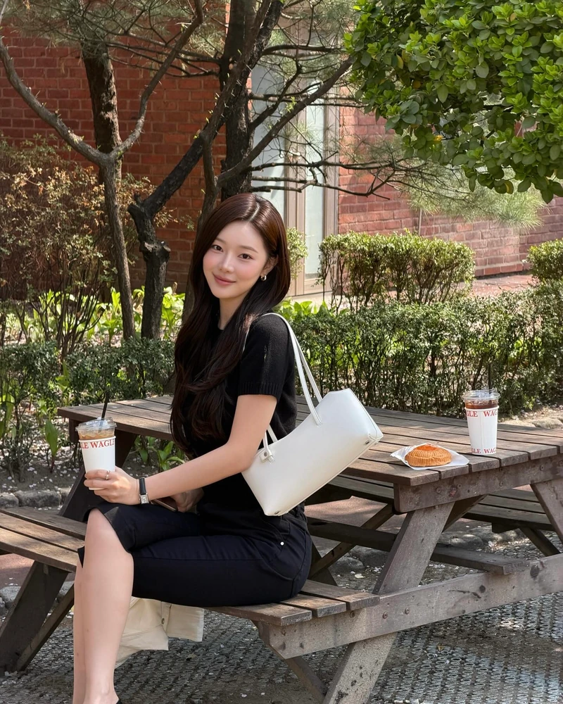 애매해서 더 귀여운 카프리 팬츠🖤🪽
지금 날씨에 딱 좋은 카프리 팬츠 2가지 종류, 골라 입어봐!
카프리 팬츠를 처음 시도한다면 기본 블랙 컬러가 가장 부담 없습니다. 슬리브리스나 셔츠와 매치하면 깔끔하게 입기 좋고, 플랫슈즈와 함께해 가볍게 연출할 수 있는데요.
귀여운 포인트를 주고 싶다면 도트 패턴 카프리 팬츠를 참고해보세요. 심플한 상의만 입어도 키치한 무드가 더해져 밋밋하지 않게 완성됩니다.
기본 블랙부터 도트 패턴까지, 이번 여름엔 취향에 맞는 카프리 팬츠를 골라보세요. 이미지5