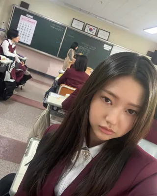 한예리 미워하지 말아주세요🥹🩷
넷플릭스 시리즈 <참교육>에서 한예리 역을 맡은 배우 박서윤이 눈길을 끌고 있습니다. 3화, 4화 에피소드에 등장해 강렬한 인상을 캐릭터와 달리, 공개된 비하인드 사진에서 풋풋한 교복 비주얼과 귀여운 촬영장 분위기를 보여줬는데요.
박서윤은 영화 <프로젝트 Y>에도 출연하며 필모그래피를 쌓아가고 있는 배우입니다. 너무 미운 캐릭터지만 미워할 수 없는 비주얼과 반전 매력까지 갖춘 박서윤, 슬라이드를 넘겨 확인해보세요. 이미지