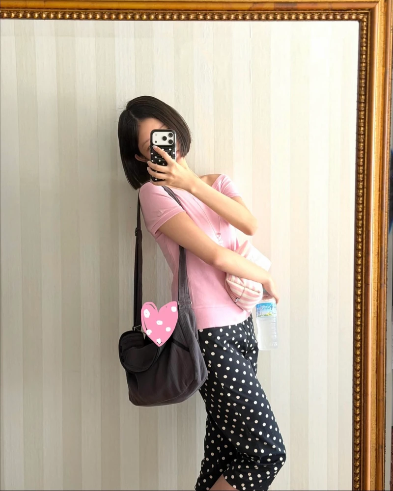 애매해서 더 귀여운 카프리 팬츠🖤🪽
지금 날씨에 딱 좋은 카프리 팬츠 2가지 종류, 골라 입어봐!
카프리 팬츠를 처음 시도한다면 기본 블랙 컬러가 가장 부담 없습니다. 슬리브리스나 셔츠와 매치하면 깔끔하게 입기 좋고, 플랫슈즈와 함께해 가볍게 연출할 수 있는데요.
귀여운 포인트를 주고 싶다면 도트 패턴 카프리 팬츠를 참고해보세요. 심플한 상의만 입어도 키치한 무드가 더해져 밋밋하지 않게 완성됩니다.
기본 블랙부터 도트 패턴까지, 이번 여름엔 취향에 맞는 카프리 팬츠를 골라보세요. 이미지9