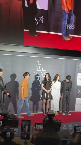 민아 언니 미소에 설레고, 남희 배우 웃음에 치인다.🤩
영화 <눈동자> 현장 시사회 현장을 패션앤스타일이 전해드립니다!
유전병으로 시력을 잃어가는 서진이 쌍둥이 동생의 죽음에 얽힌 의혹을 추적하며 충격적인 진실과 마주하게 되는 서스펜스 스릴러 <눈동자>.
6월 24일, 극장에서 만나보세요.🎥 이미지