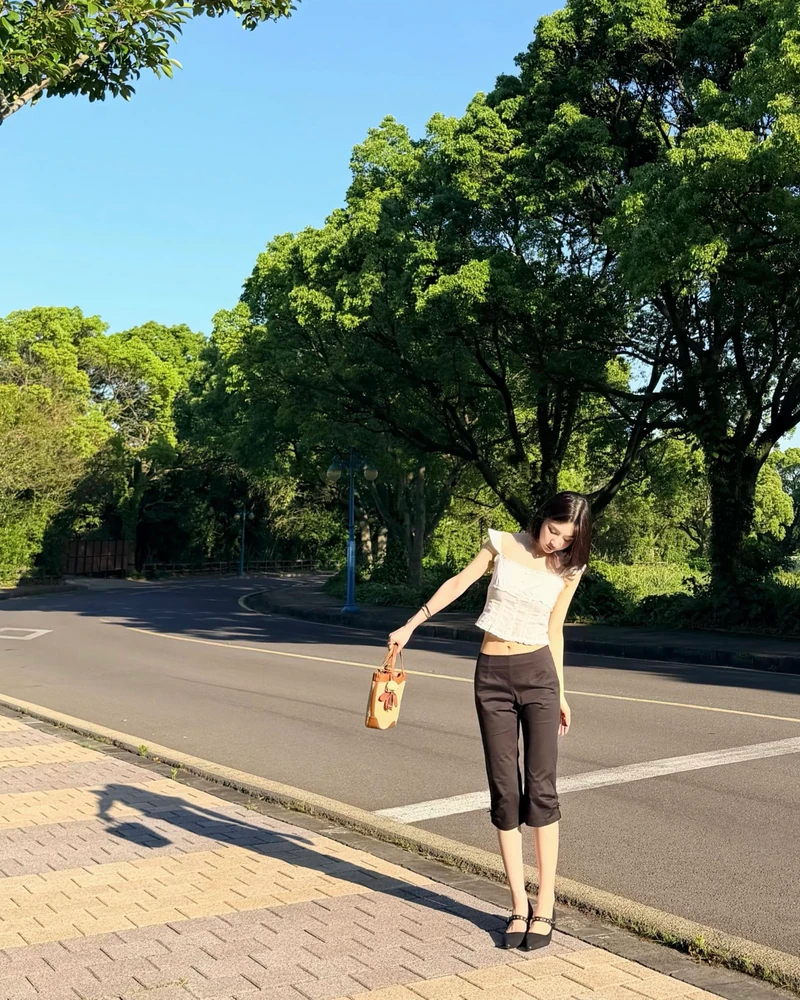 애매해서 더 귀여운 카프리 팬츠🖤🪽
지금 날씨에 딱 좋은 카프리 팬츠 2가지 종류, 골라 입어봐!
카프리 팬츠를 처음 시도한다면 기본 블랙 컬러가 가장 부담 없습니다. 슬리브리스나 셔츠와 매치하면 깔끔하게 입기 좋고, 플랫슈즈와 함께해 가볍게 연출할 수 있는데요.
귀여운 포인트를 주고 싶다면 도트 패턴 카프리 팬츠를 참고해보세요. 심플한 상의만 입어도 키치한 무드가 더해져 밋밋하지 않게 완성됩니다.
기본 블랙부터 도트 패턴까지, 이번 여름엔 취향에 맞는 카프리 팬츠를 골라보세요. 이미지4