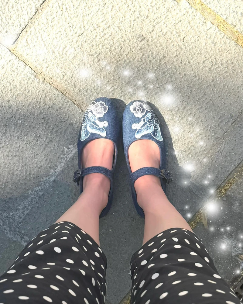 애매해서 더 귀여운 카프리 팬츠🖤🪽
지금 날씨에 딱 좋은 카프리 팬츠 2가지 종류, 골라 입어봐!
카프리 팬츠를 처음 시도한다면 기본 블랙 컬러가 가장 부담 없습니다. 슬리브리스나 셔츠와 매치하면 깔끔하게 입기 좋고, 플랫슈즈와 함께해 가볍게 연출할 수 있는데요.
귀여운 포인트를 주고 싶다면 도트 패턴 카프리 팬츠를 참고해보세요. 심플한 상의만 입어도 키치한 무드가 더해져 밋밋하지 않게 완성됩니다.
기본 블랙부터 도트 패턴까지, 이번 여름엔 취향에 맞는 카프리 팬츠를 골라보세요. 이미지8