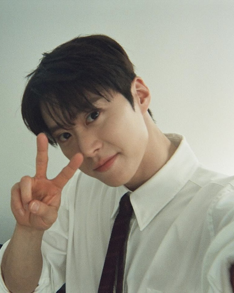 넷플릭스 남편들 진짜 며칠 안 남았다!👀 6월 19일 공개되는 넷플릭스 영화 <남편들>은 범죄 조직에게 납치당한 아내를 구하기 위해 전남편과 현남편이 힘을 합치는 코미디 액션입니다. 진선규와 공명이 출연진으로 나서는데요. 전남편 충식과 현남편 민석의 어색하고도 환장하는 공조가 시작부터 웃음을 예고합니다. 두 사람이 펼칠 구출 작전이 어떻게 흘러갈지 궁금하다면, <남편들>을 기대해보세요. 이미지