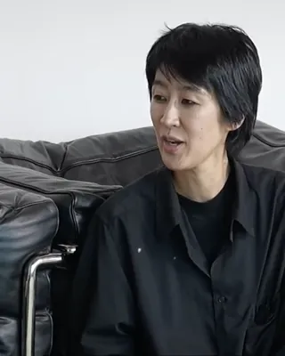 버리는 것보다 접는 게 중요하죠🔍
살림 왕 홍진경이 전수하는 옷 접는 꿀팁 지금부터 알아볼까요?
1. 속옷
- 남성: 로고가 보이게 접고, 남은 부분을 홈에 넣기
- 여성: 접어서 생긴 홈에 끝부분을 넣어 마무리
2. 셔츠
- 방법 1: 단추 채워 뒤집고, 소매를 안으로 접어 반으로 접기
- 방법 2: 기본 접기 후 끝부분을 안으로 넣어 고정
3. 티셔츠
- 양옆을 접고 아래에서 위로 말아 올린 뒤 세워서 보관
4. 청바지
- 반으로 접어 엉덩이를 정리하고, 밑단을 접어 홈에 끼워 고정
5. 후드티셔츠
- 몸통을 모자 폭에 맞춰 접고, 작게 접어 모자 안에 넣어 마무리 이미지