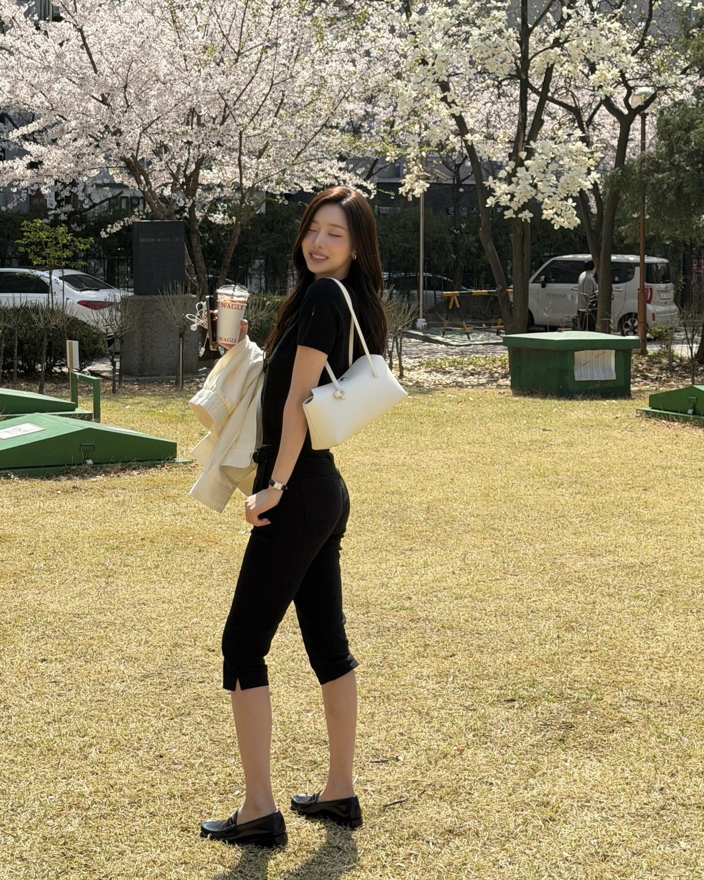 애매해서 더 귀여운 카프리 팬츠🖤🪽 지금 날씨에 딱 좋은 카프리 팬츠 2가지 종류, 골라 입어봐! 카프리 팬츠를 처음 시도한다면 기본 블랙 컬러가 가장 부담 없습니다. 슬리브리스나 셔츠와 매치하면 깔끔하게 입기 좋고, 플랫슈즈와 함께해 가볍게 연출할 수 있는데요. 귀여운 포인트를 주고 싶다면 도트 패턴 카프리 팬츠를 참고해보세요. 심플한 상의만 입어도 키치한 무드가 더해져 밋밋하지 않게 완성됩니다. 기본 블랙부터 도트 패턴까지, 이번 여름엔 취향에 맞는 카프리 팬츠를 골라보세요. 이미지
