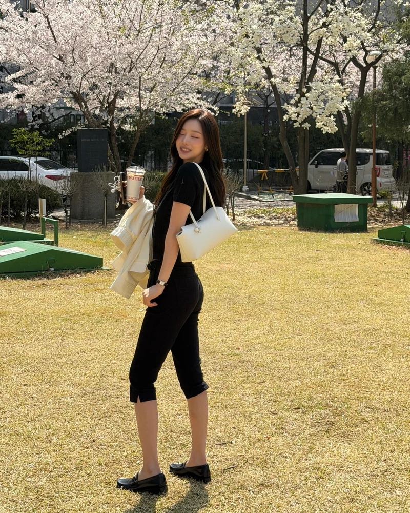 애매해서 더 귀여운 카프리 팬츠🖤🪽
지금 날씨에 딱 좋은 카프리 팬츠 2가지 종류, 골라 입어봐!
카프리 팬츠를 처음 시도한다면 기본 블랙 컬러가 가장 부담 없습니다. 슬리브리스나 셔츠와 매치하면 깔끔하게 입기 좋고, 플랫슈즈와 함께해 가볍게 연출할 수 있는데요.
귀여운 포인트를 주고 싶다면 도트 패턴 카프리 팬츠를 참고해보세요. 심플한 상의만 입어도 키치한 무드가 더해져 밋밋하지 않게 완성됩니다.
기본 블랙부터 도트 패턴까지, 이번 여름엔 취향에 맞는 카프리 팬츠를 골라보세요. 이미지1
