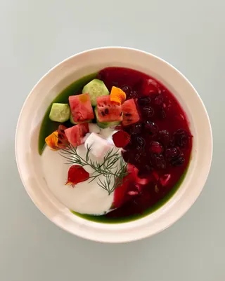 자다가도 생각나는 수박의 계절🍉❤️
빙수부터 샐러드, 케이크까지 여름맛 가득한 메뉴 소개해드릴게요.
1. 무쉬 제철 샐러드
수박, 오이, 연유 코코넛 크림, 바질 오일, 라임, 아가베 크랜베리 콤포트, 딜을 더한 여름 샐러드
2. 필리커피 수박 컵빙수
들고 먹기 좋아 가볍게 즐길 수 있는 수박 컵빙수
3. 이치서울 수박 코코넛 빙수
수박 과육을 긁어내 셔벗으로 만들고, 코코넛 셔벗과 레몬 제스트를 더해 상큼하게 즐길 수 있는 빙수
4. 이치서울 참외 수박 케이크
흑임자 제누아즈 위에 딜과 참외 콩포트, 요거트 크림, 신선한 생수박을 더한 시즌 케이크
5. 코리야 성수 수박빙수
수박 다이스와 머랭 쿠키, 고소한 헤이즐넛 크림을 더한 수박빙수. 이미지