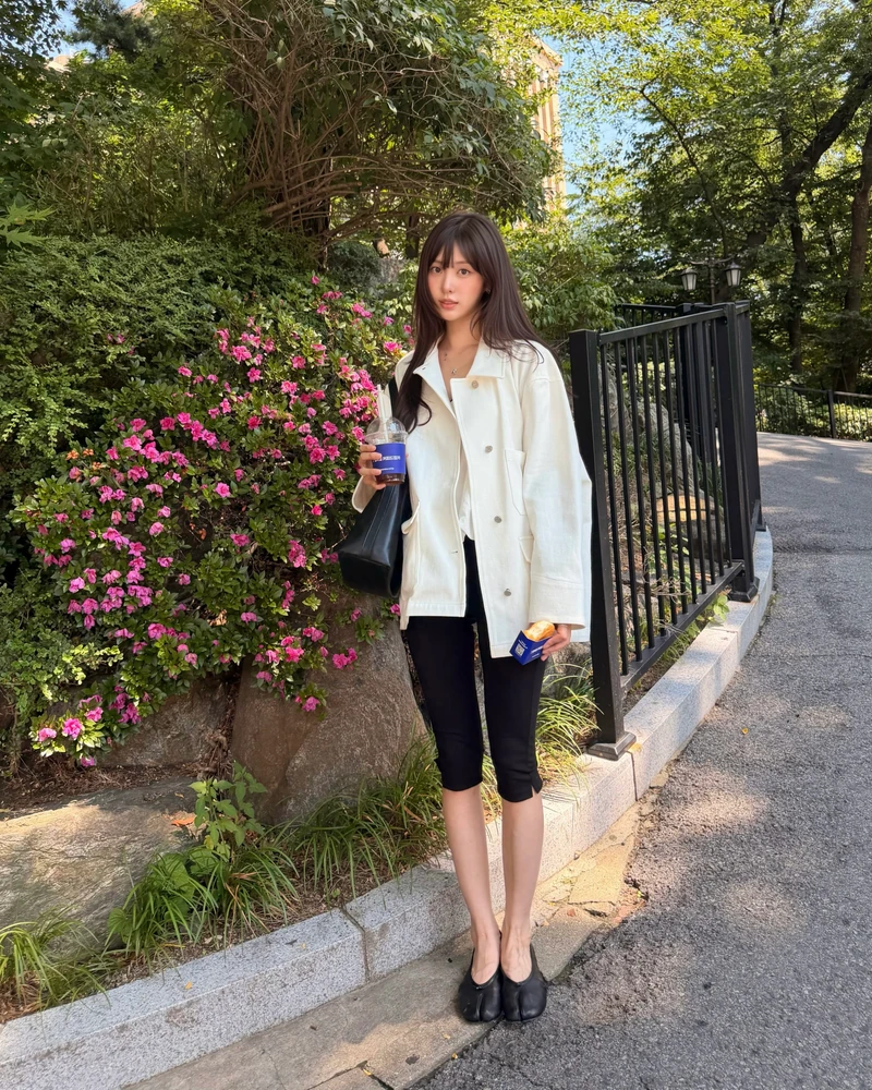 애매해서 더 귀여운 카프리 팬츠🖤🪽
지금 날씨에 딱 좋은 카프리 팬츠 2가지 종류, 골라 입어봐!
카프리 팬츠를 처음 시도한다면 기본 블랙 컬러가 가장 부담 없습니다. 슬리브리스나 셔츠와 매치하면 깔끔하게 입기 좋고, 플랫슈즈와 함께해 가볍게 연출할 수 있는데요.
귀여운 포인트를 주고 싶다면 도트 패턴 카프리 팬츠를 참고해보세요. 심플한 상의만 입어도 키치한 무드가 더해져 밋밋하지 않게 완성됩니다.
기본 블랙부터 도트 패턴까지, 이번 여름엔 취향에 맞는 카프리 팬츠를 골라보세요. 이미지3