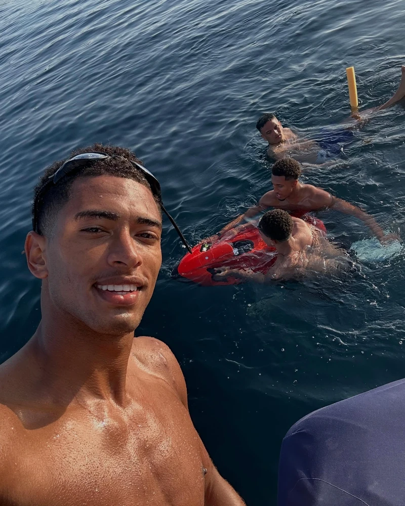 미남의 축구는 언제나 옳다..⚽️
2026 월드컵을 보는 또 하나의 재미, 바로 경기장 안팎에서 눈길이 가는 선수들입니다. 루카스 베리발(@lucasbergvall), 주드 벨링엄(@judebellingham), 프렝키 더 용(@frenkiedejong), 로드리고 데 파울(@rodridepaul)처럼 실력은 물론 훈훈한 외모와 분위기까지 갖춘 선수들이 주목받고 있는데요.
각자의 플레이 스타일만큼이나 다른 매력을 가진 선수들의 사진만 봐도 보는 재미가 있습니다. 이번 월드컵을 조금 더 재밌게 즐기고 싶다면, 대회에서 눈여겨볼 선수들을 함께 확인해보세요. 이미지1
