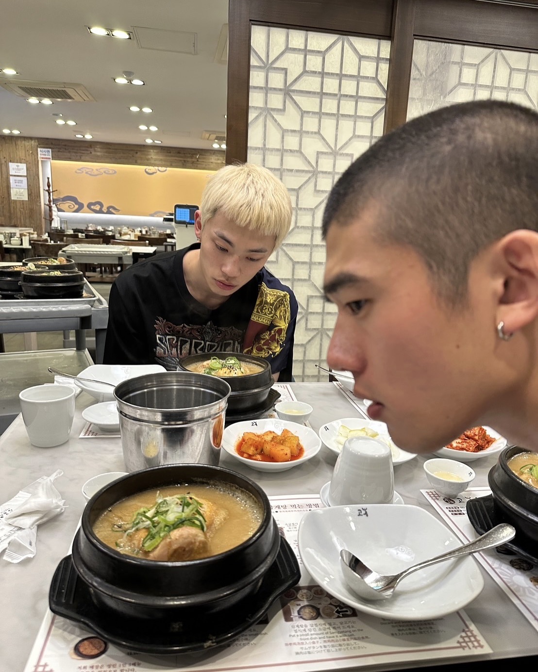 ‘해피엔드’ 버터와 감자 듀오🧈🥔 영화 ‘해피엔드’가 개봉 1주년을 기념해 오는 24일 재개봉합니다. 고등학생 친구들의 우정과 사랑을 그린 청춘 영화로, 지난해 국내 개봉 당시 13만 명이 넘는 관객을 모으며 주목받았는데요. 재개봉을 맞아 소라 네오 감독과 주연 배우 구리하라 하야토, 히다카 유키토도 한국을 찾습니다. 세 사람은 오는 26일부터 28일까지 내한해 관객들과 만날 예정이라, ‘해피엔드’를 좋아했던 팬들에게는 반가운 소식이 될 것 같습니다. 이미지