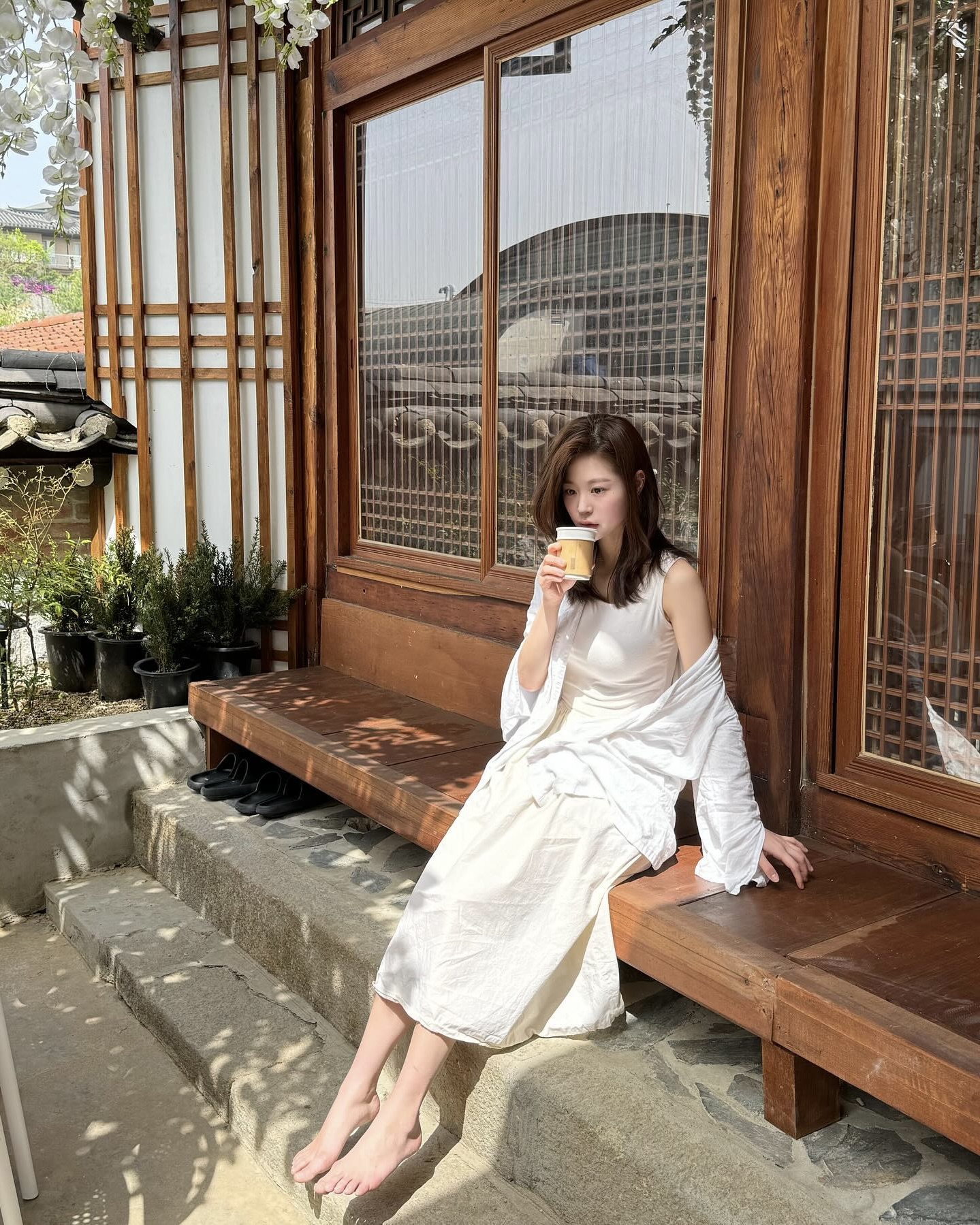 여름마다 꺼내는🤍화이트 롱스커트
청순하게 입고 싶은 날 참고하기 좋은 스타일링💡🪽@저장해 이미지3