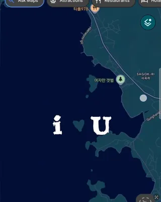 Love is everywhere
한국에 숨겨진 하트 모양 섬이 있다는 거, 다들 아셨나요? 🗺️
지도 앱을 켜고 여수 여자만 갯벌을 가만히 들여다보면 거짓말처럼 아주 예쁜 하트가 숨어있답니다. 뿐만 아니라 길을 걷다 우연히 마주친 바닥의 하트 낙엽, 둘로 자른 샌드위치, 길가에 굴러다니는 작은 돌멩이 하나까지.
일상이 너무 무미건조하게 느껴진다면 슬라이드를 넘겨보세요. 생각보다 우리 주변은 온통 사랑으로 가득 차 있으니까요! 🌿❤️ 이미지