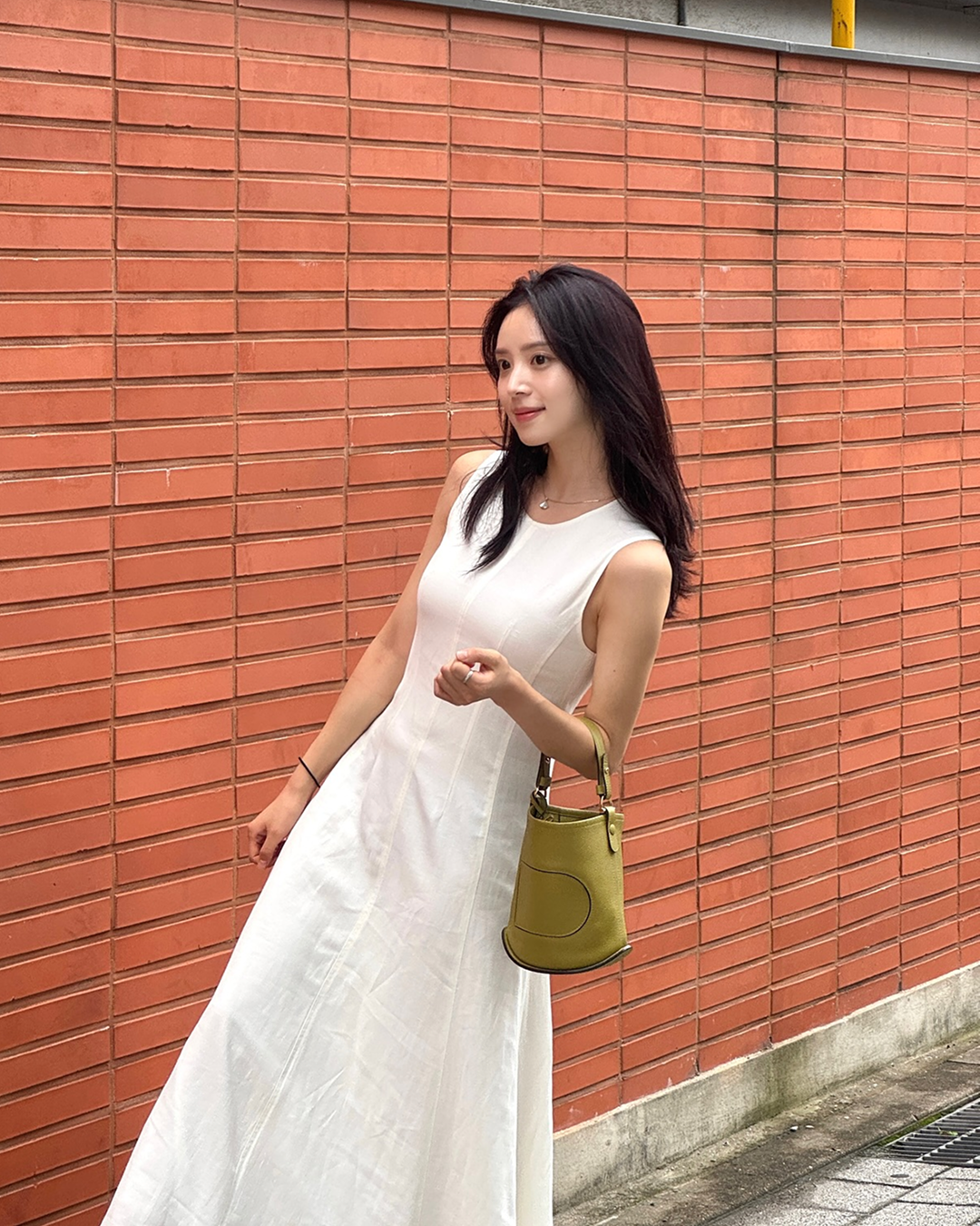 청초한 분위기, 좋아하시는 분? 🌸 과하게 꾸미지 않아도 묘하게 보호본능을 자극하는 극대화된 여성스러움이 핵심 ✨ 부드러운 유색 시스루 블라우스에 깔끔한 하의를 매치하거나, 가벼운 셔링 디테일의 민소매를 레이어드해 여리여리한 실루엣을 완성할 수 있어요. 올 여름 따라 해볼만한 은은하게 풍기는 에겐녀 코디들을 모아봤습니다. 이미지